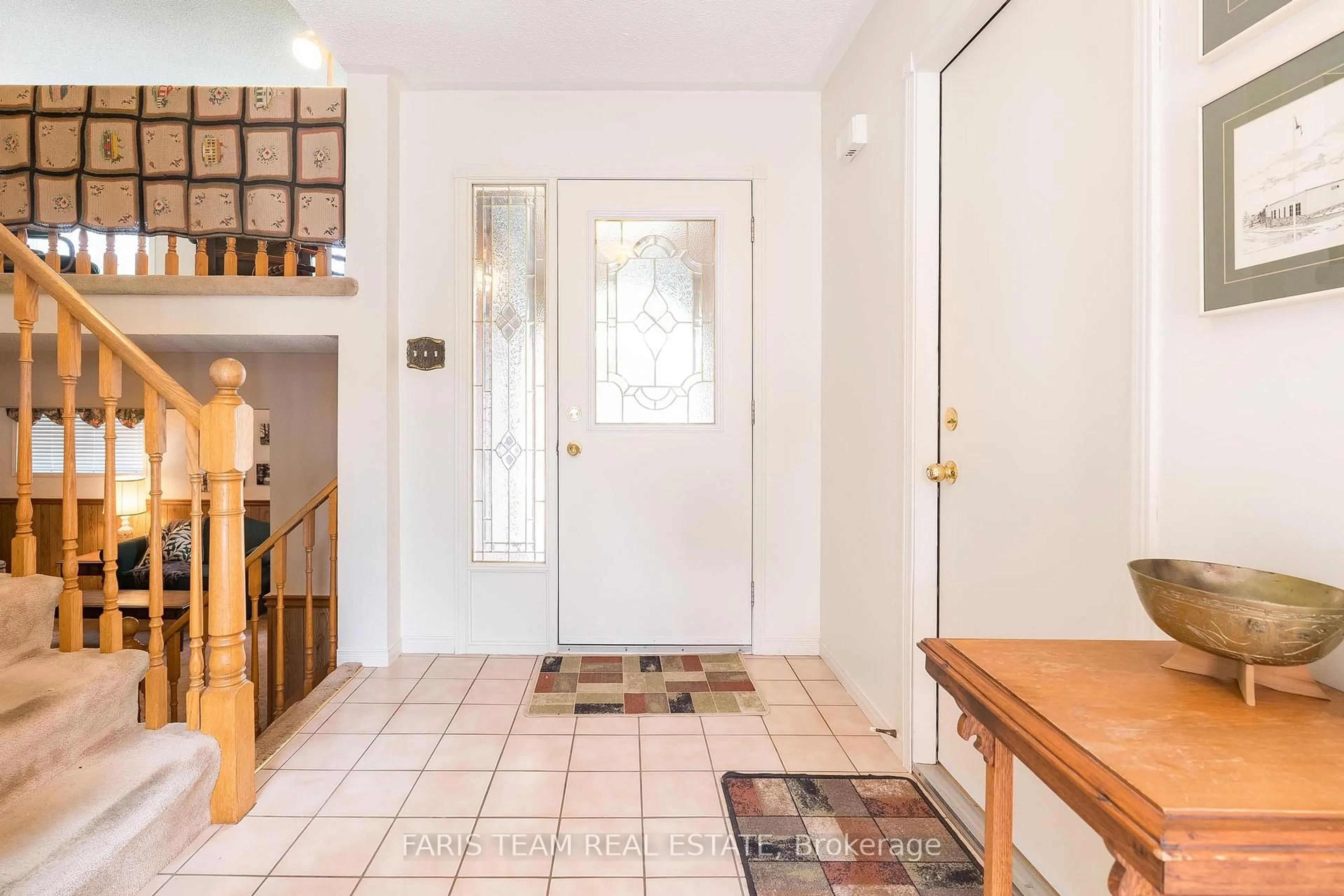 Indoor entryway for 16 Richler Cres, Barrie Ontario L4N 6E6