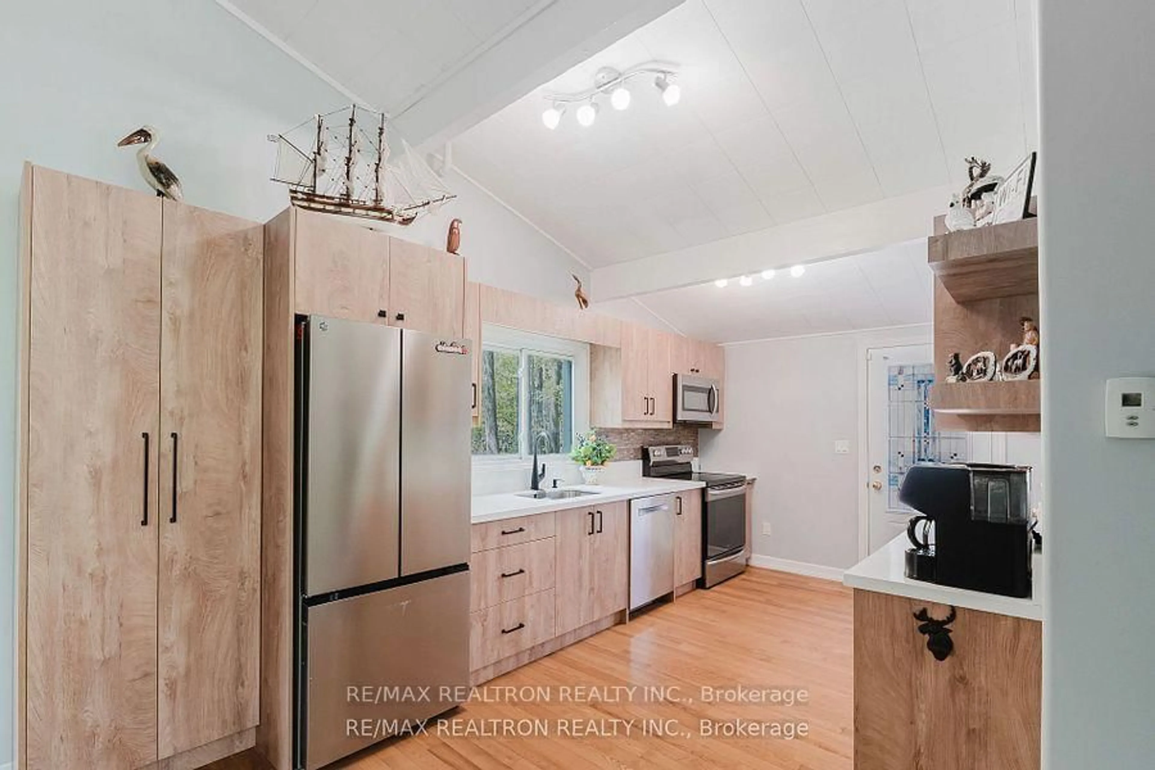 Open concept kitchen, unknown for 408 Curry Rd, Midland Ontario L4R 5H2