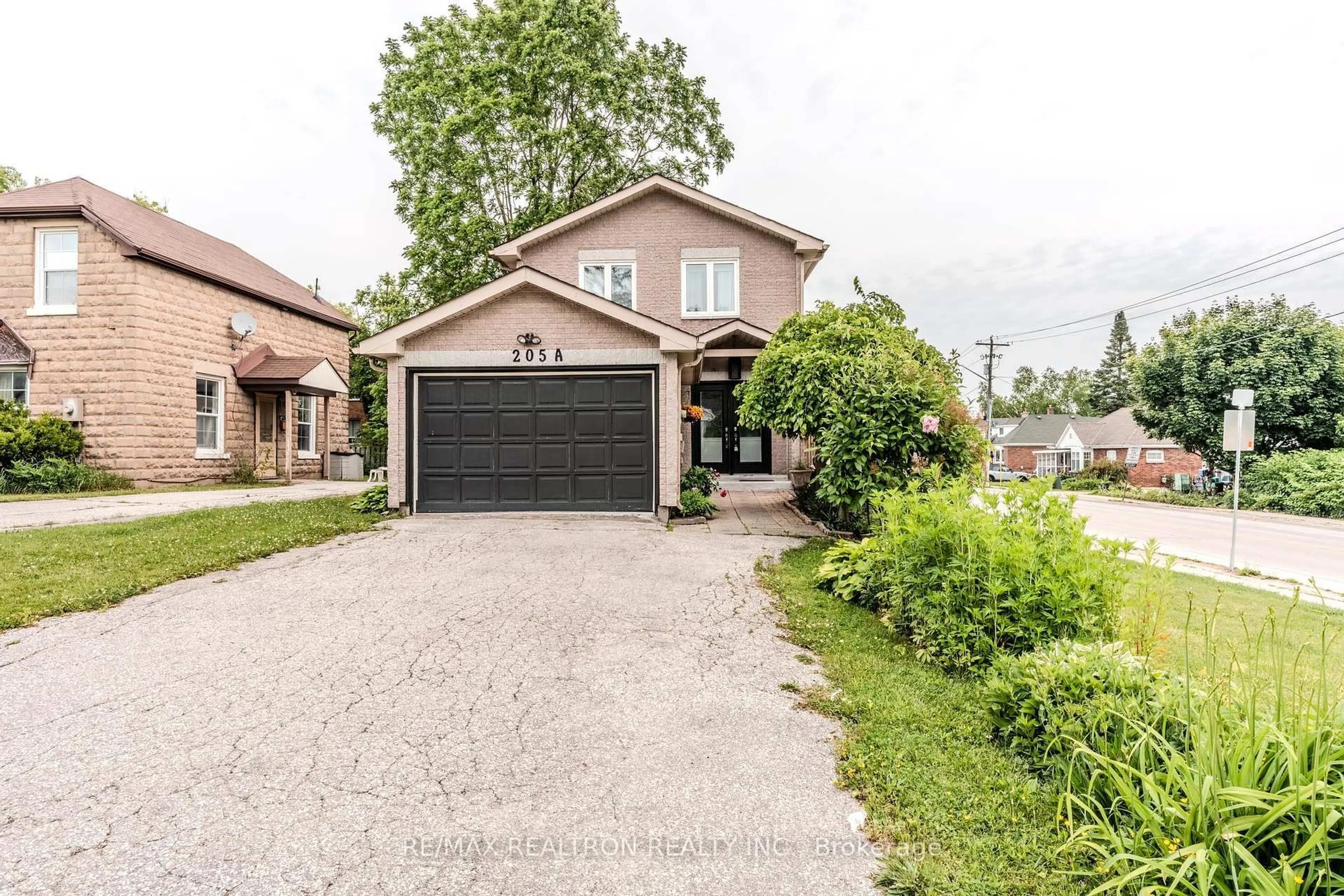 Unknown for 205A Owen St, Barrie Ontario L4M 3J3