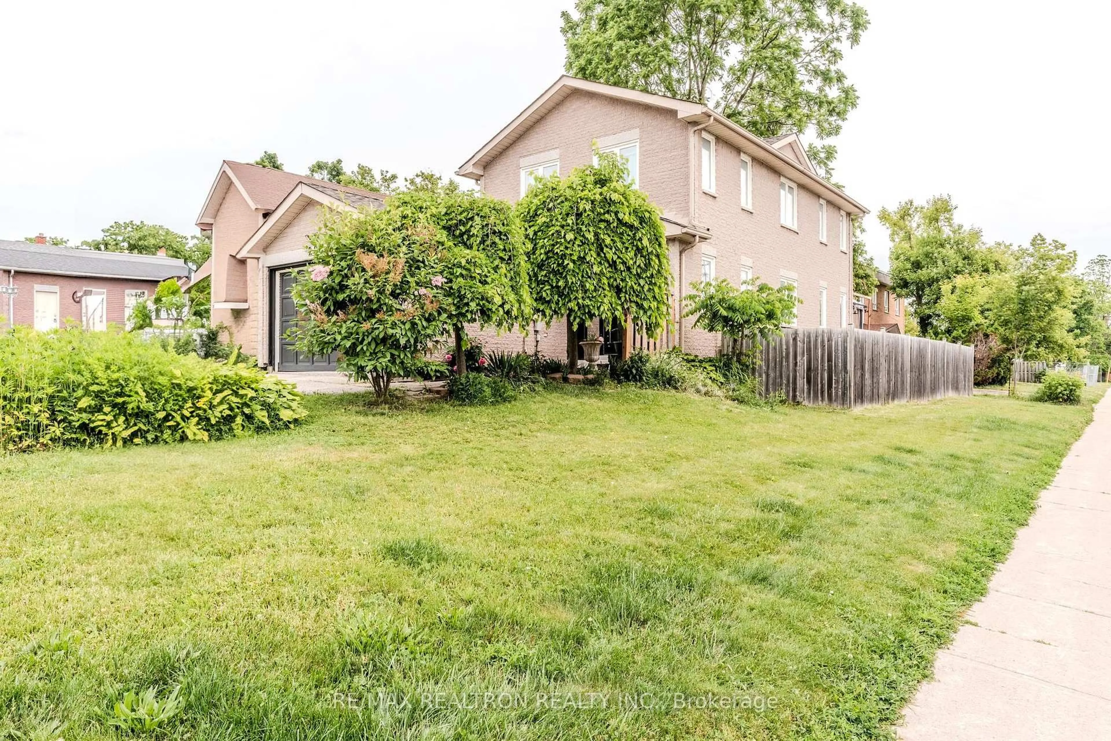 A pic from outside/outdoor area/front of a property/back of a property/a pic from drone, street for 205A Owen St, Barrie Ontario L4M 3J3