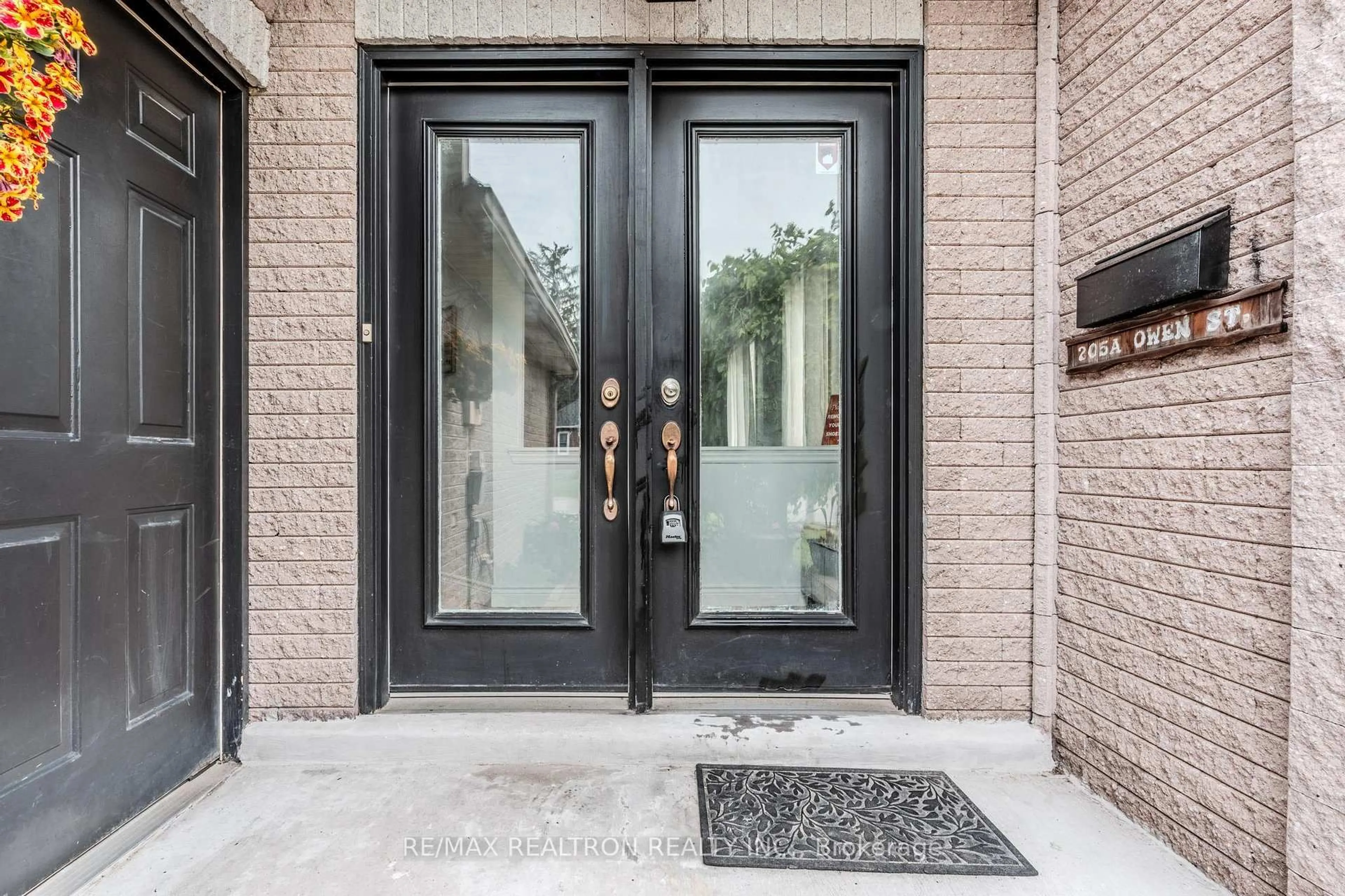 Indoor entryway for 205A Owen St, Barrie Ontario L4M 3J3