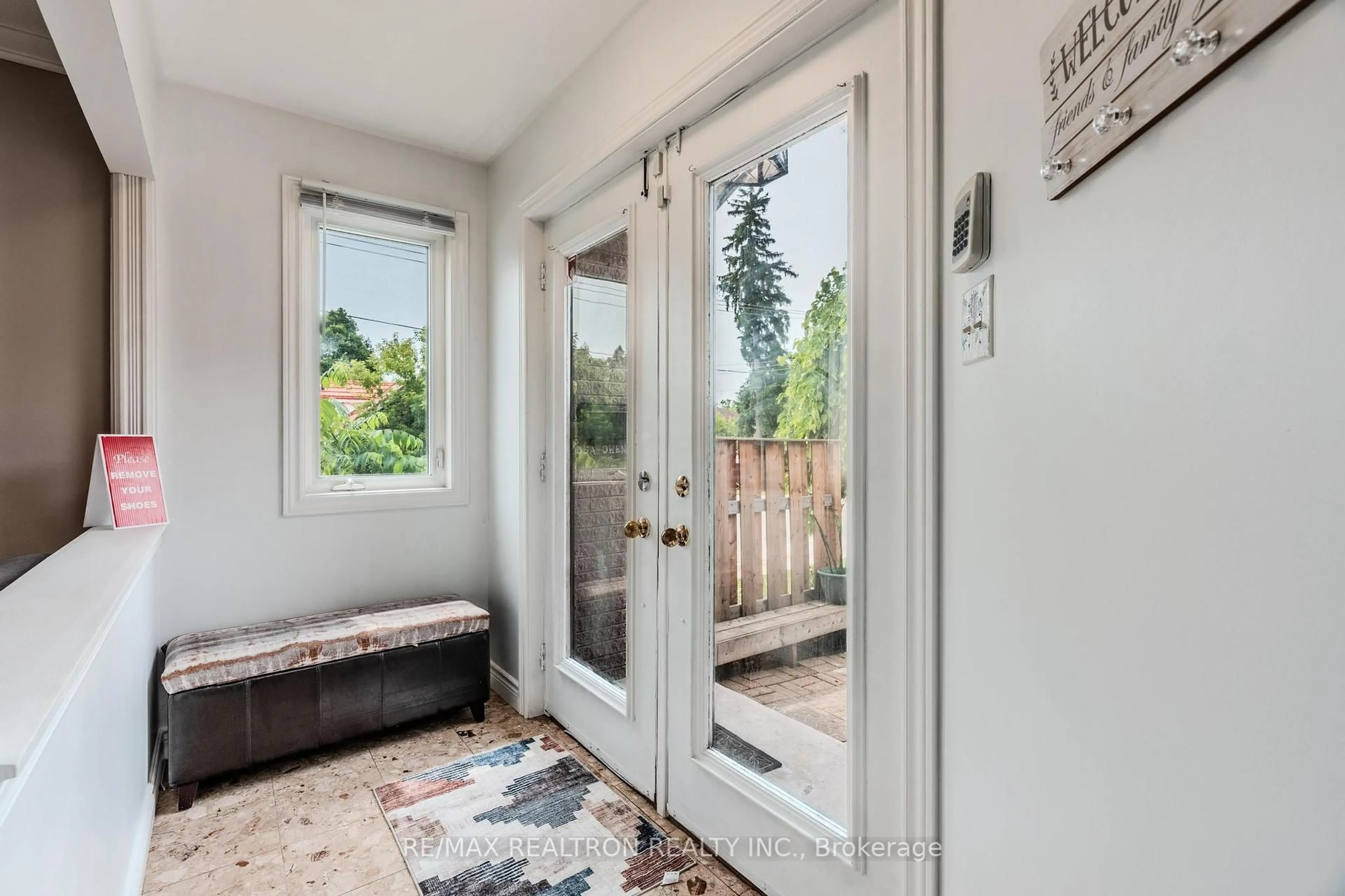 Indoor entryway for 205A Owen St, Barrie Ontario L4M 3J3