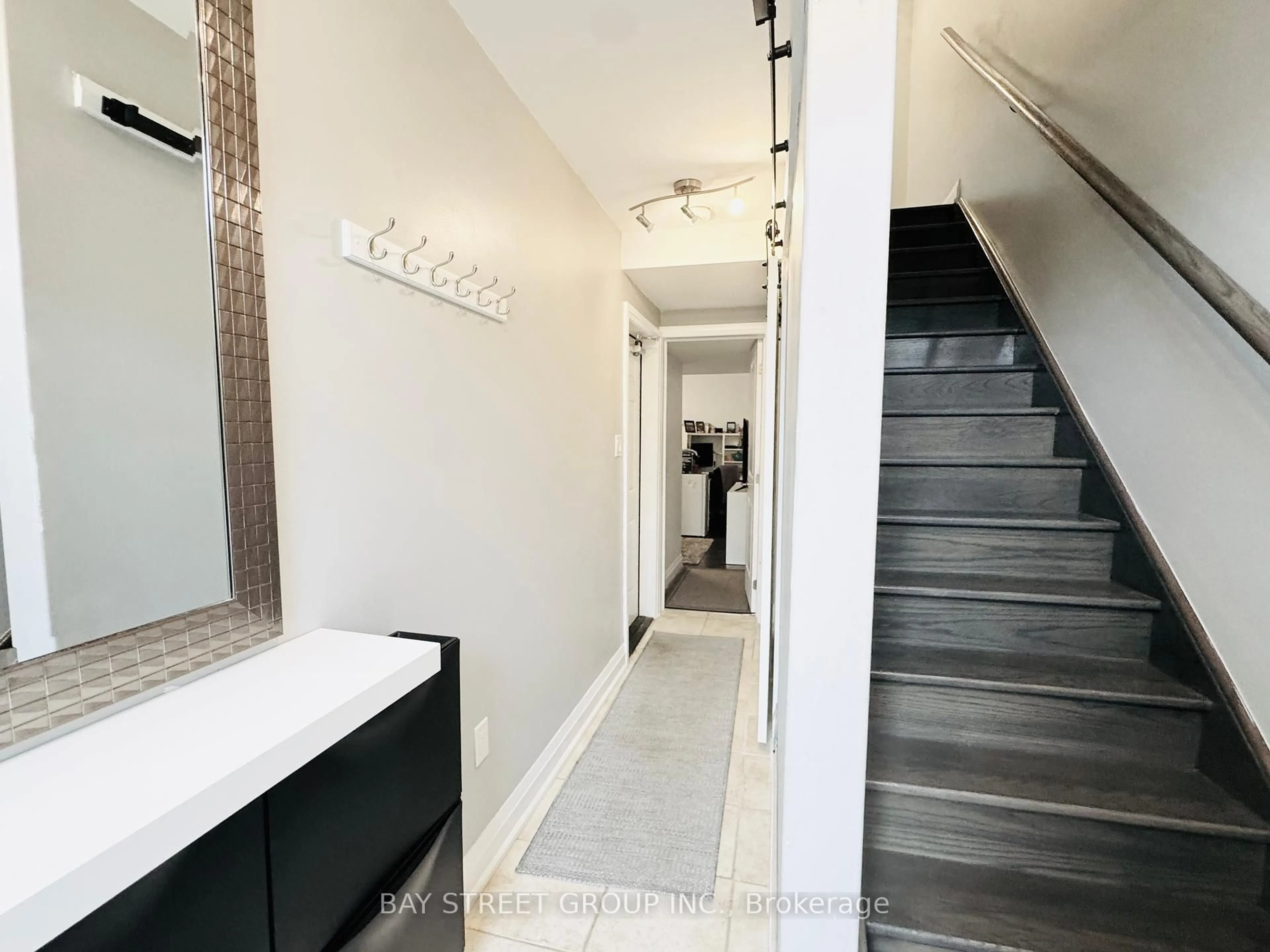 Indoor foyer for 199 Ardagh Rd #26, Barrie Ontario L4N 3V5