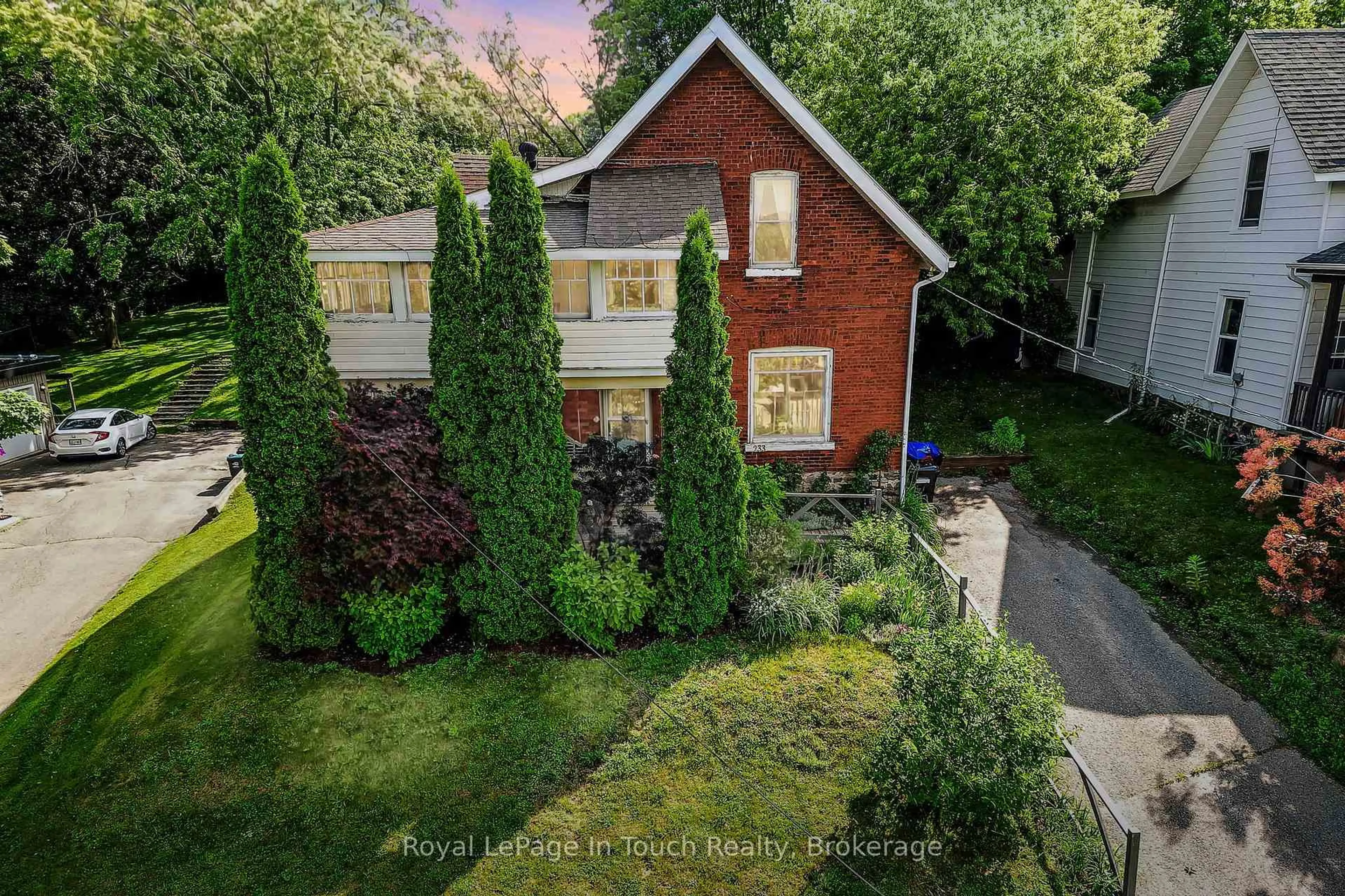 A pic from outside/outdoor area/front of a property/back of a property/a pic from drone, street for 233 Queen St, Midland Ontario L4R 3G9