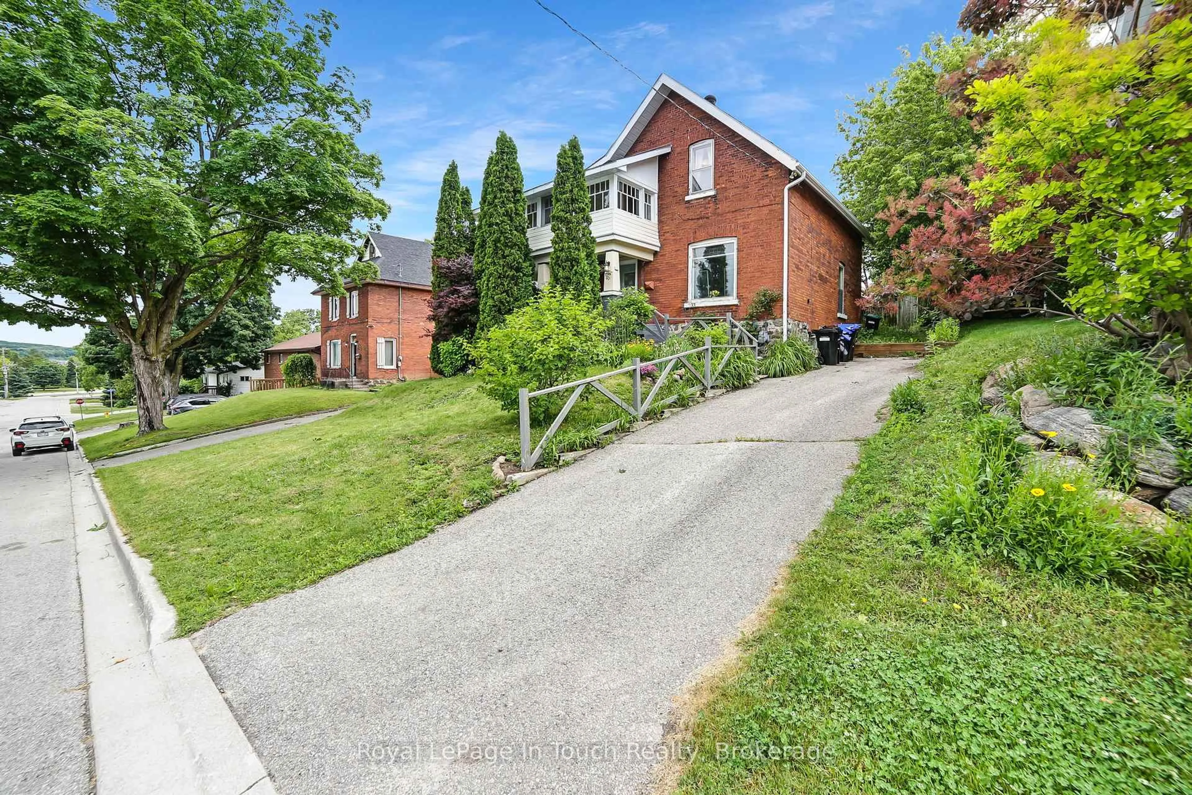 A pic from outside/outdoor area/front of a property/back of a property/a pic from drone, street for 233 Queen St, Midland Ontario L4R 3G9