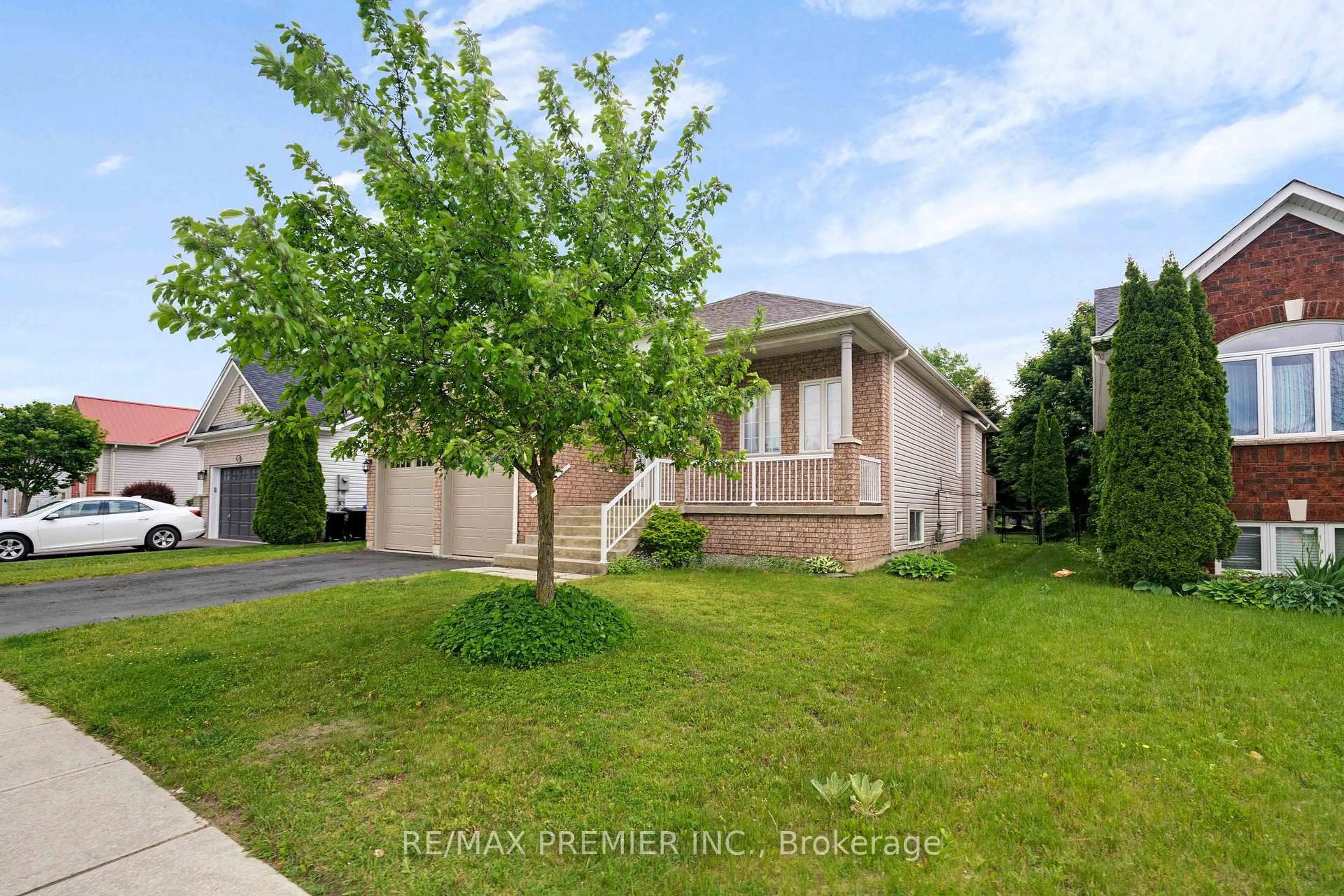 A pic from outside/outdoor area/front of a property/back of a property/a pic from drone, street for 67 Meadowlark Blvd, Wasaga Beach Ontario L9Z 3B3