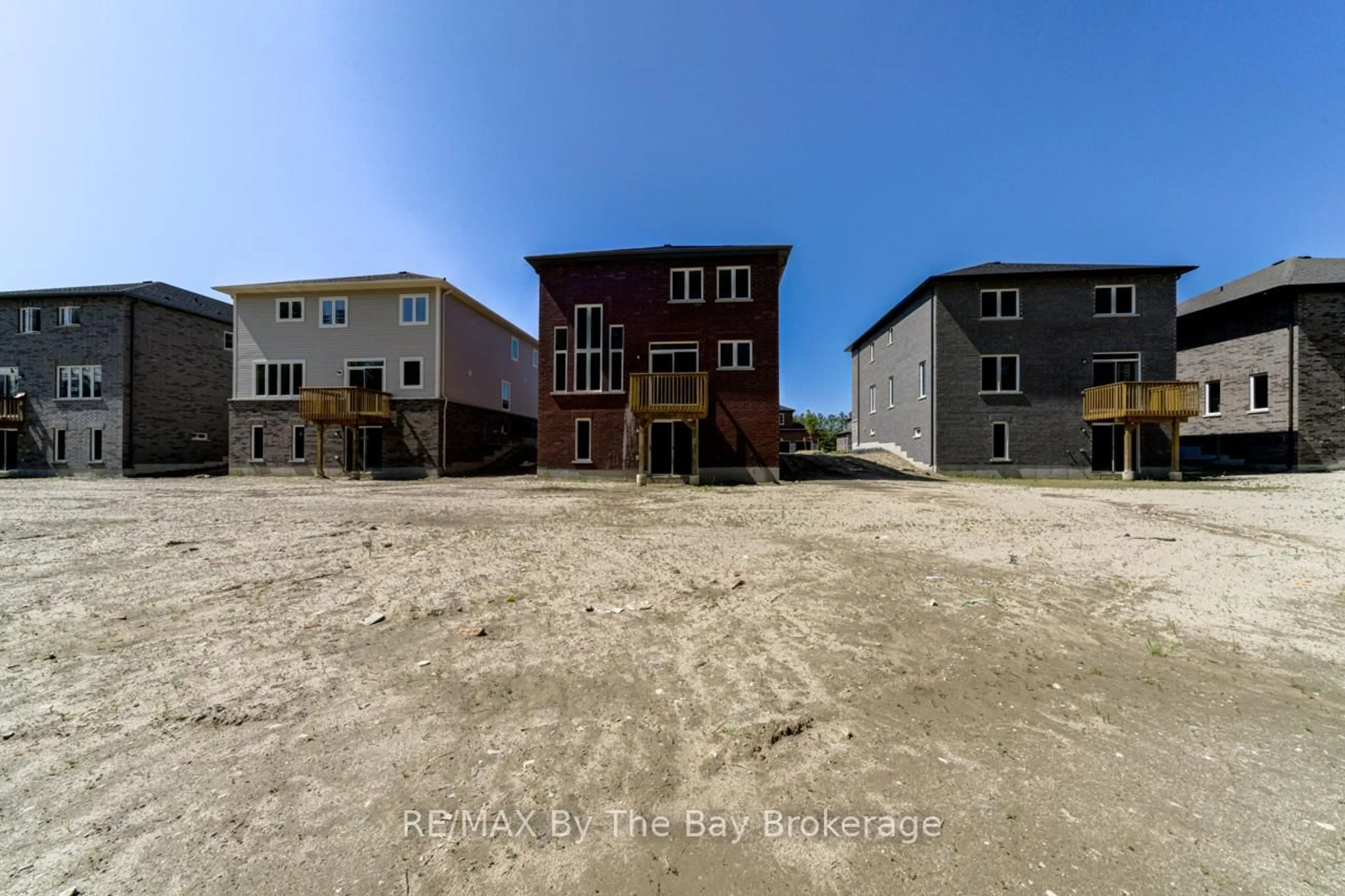 A pic from outside/outdoor area/front of a property/back of a property/a pic from drone, building for 5 Misty Ridge Rd, Wasaga Beach Ontario L9Z 0R8