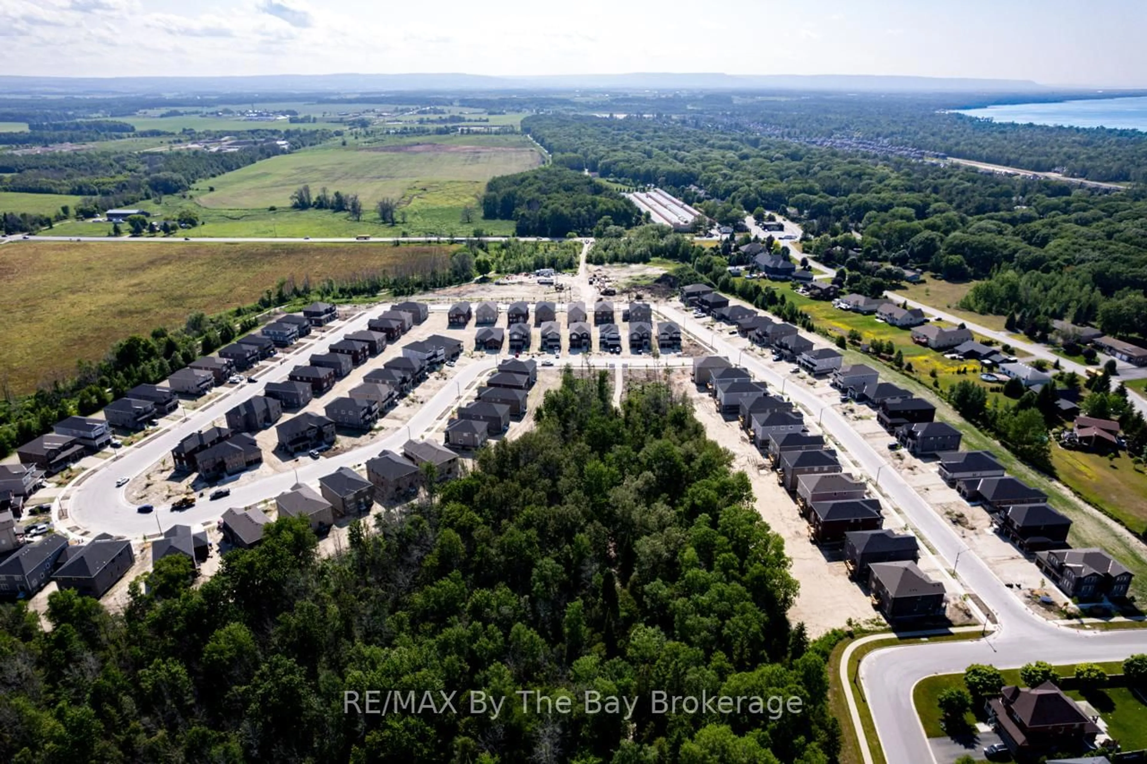 A pic from outside/outdoor area/front of a property/back of a property/a pic from drone, unknown for 5 Misty Ridge Rd, Wasaga Beach Ontario L9Z 0R8