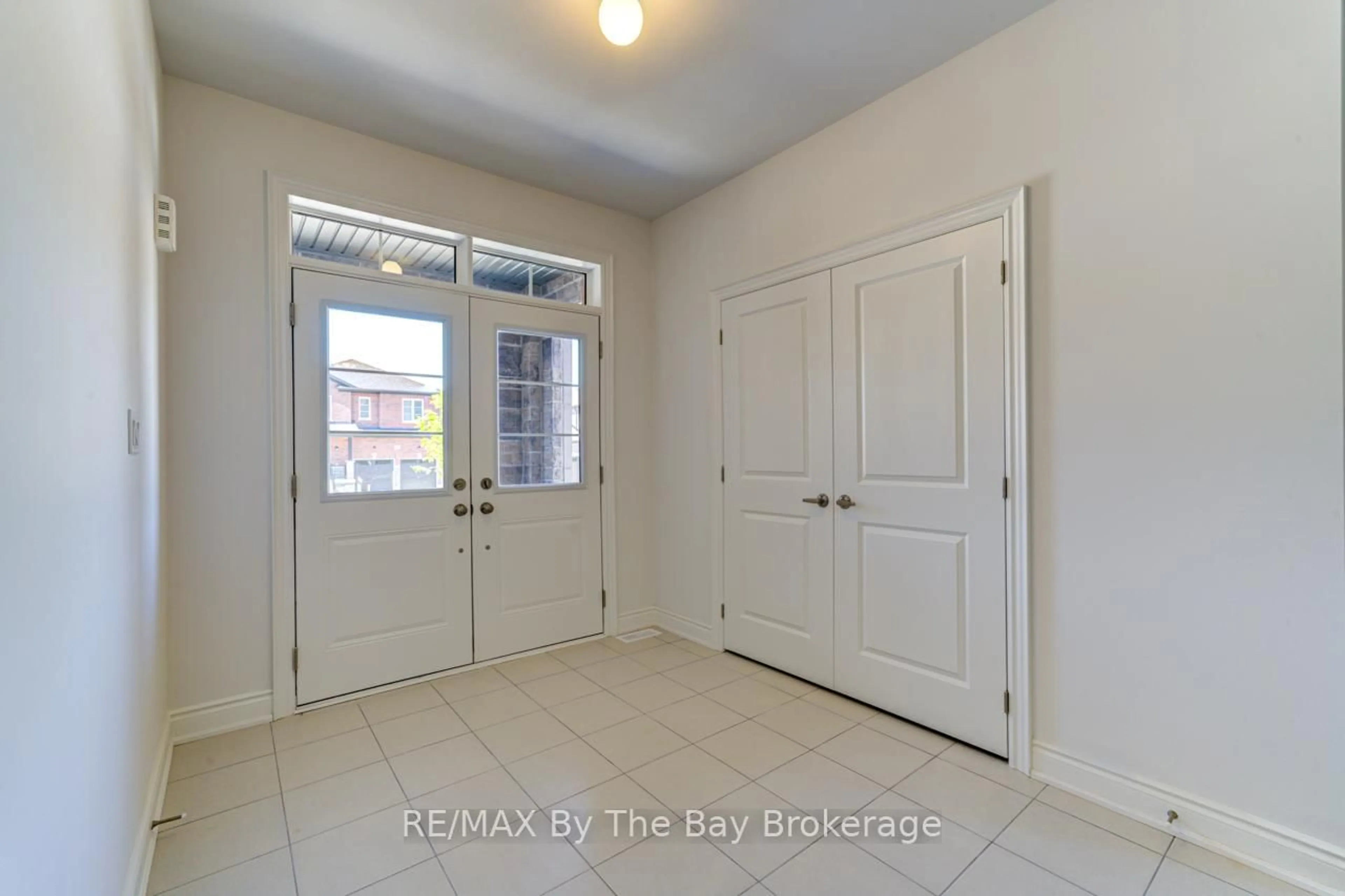 Indoor entryway for 5 Misty Ridge Rd, Wasaga Beach Ontario L9Z 0R8