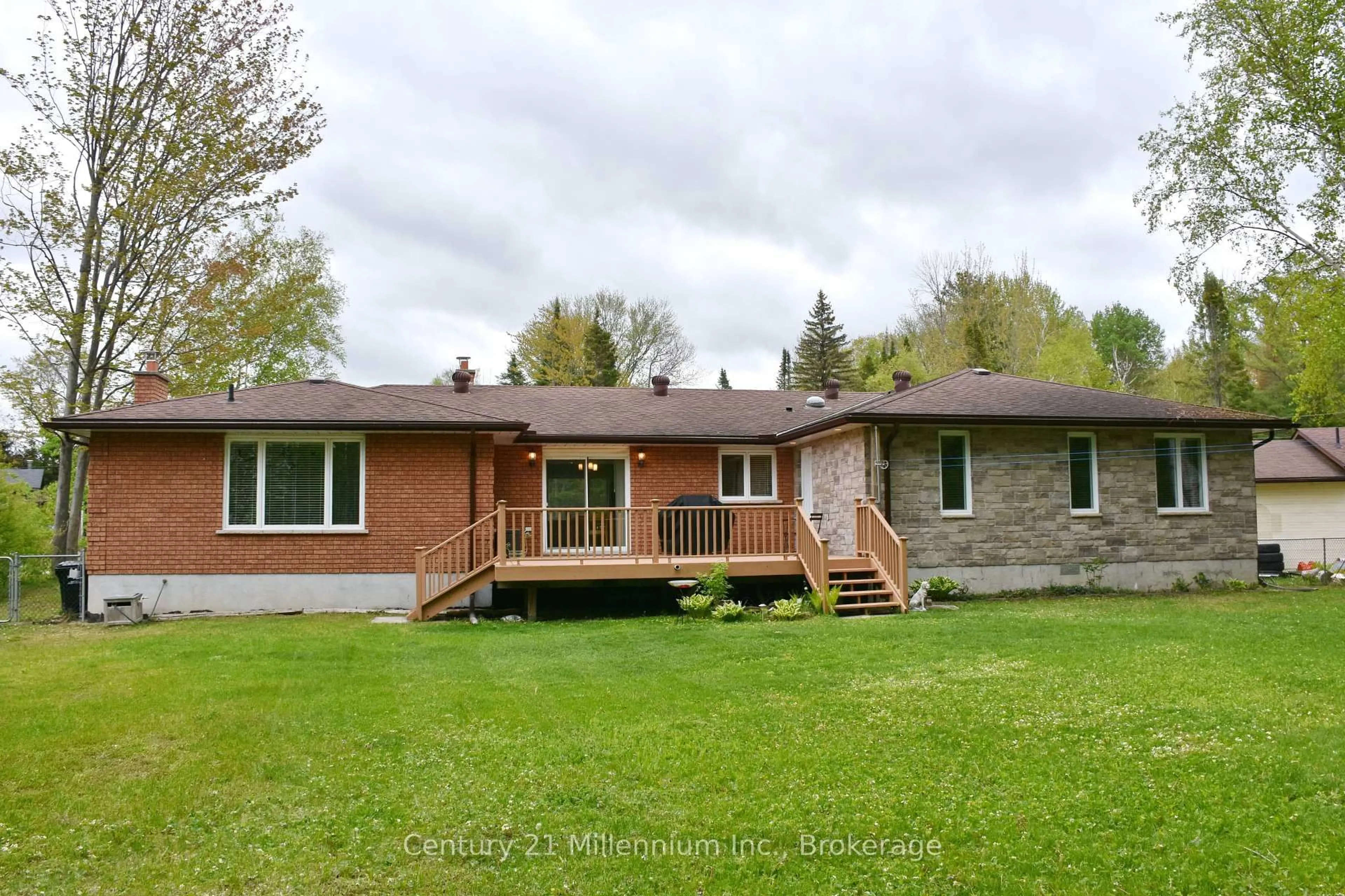 A pic from outside/outdoor area/front of a property/back of a property/a pic from drone, unknown for 48 INDIANOLA Cres, Wasaga Beach Ontario L9Z 2W3