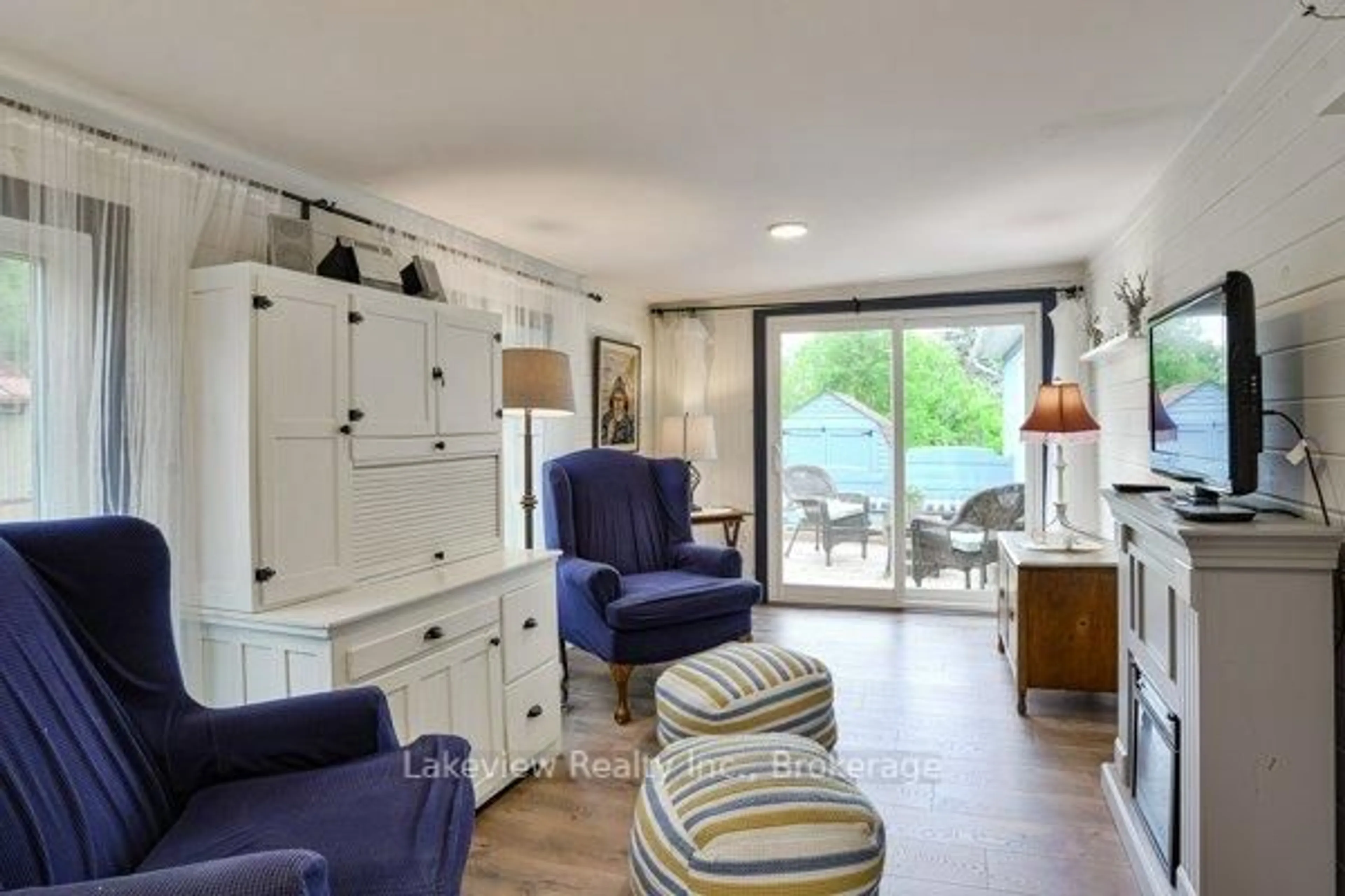 Living room with furniture, unknown for 17 MONTGREENAN Dr, Oro-Medonte Ontario L3V 0P9