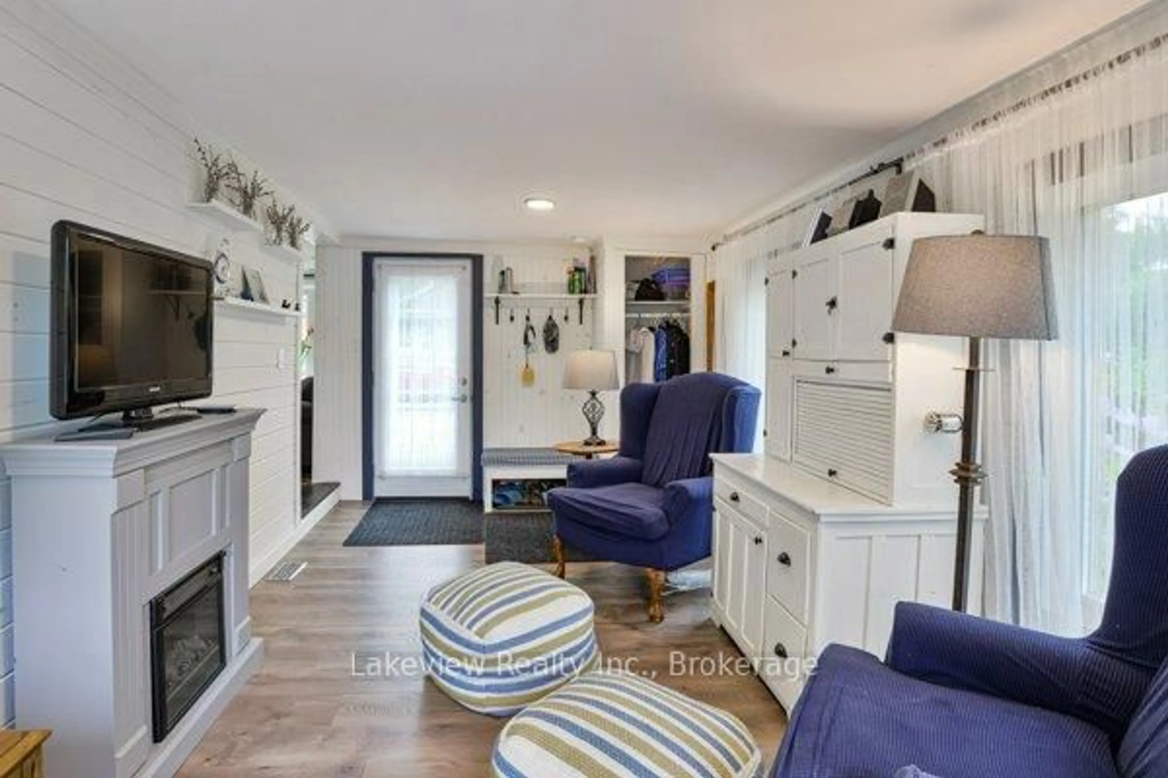 Living room with furniture, unknown for 17 MONTGREENAN Dr, Oro-Medonte Ontario L3V 0P9
