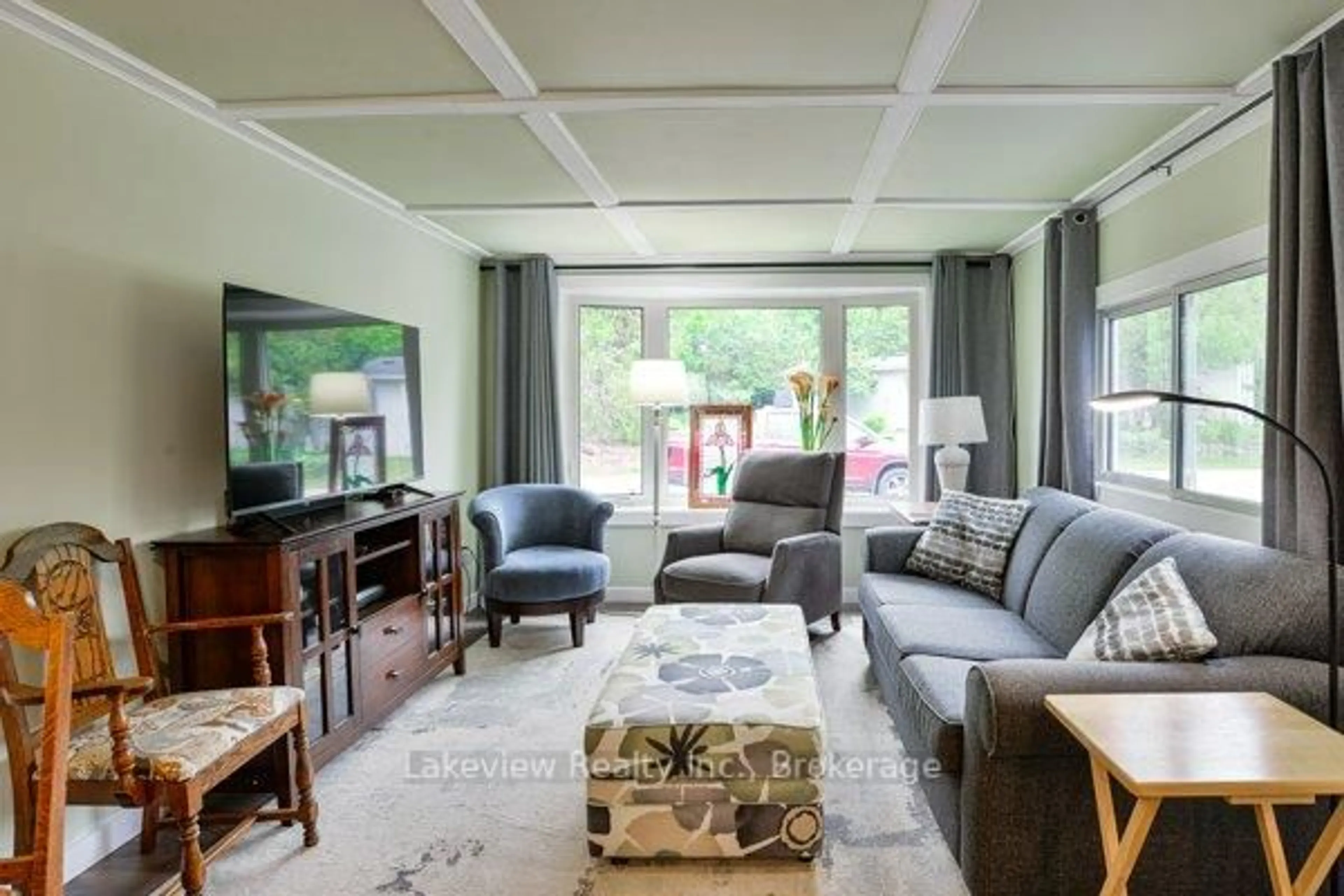 Living room with furniture, unknown for 17 MONTGREENAN Dr, Oro-Medonte Ontario L3V 0P9