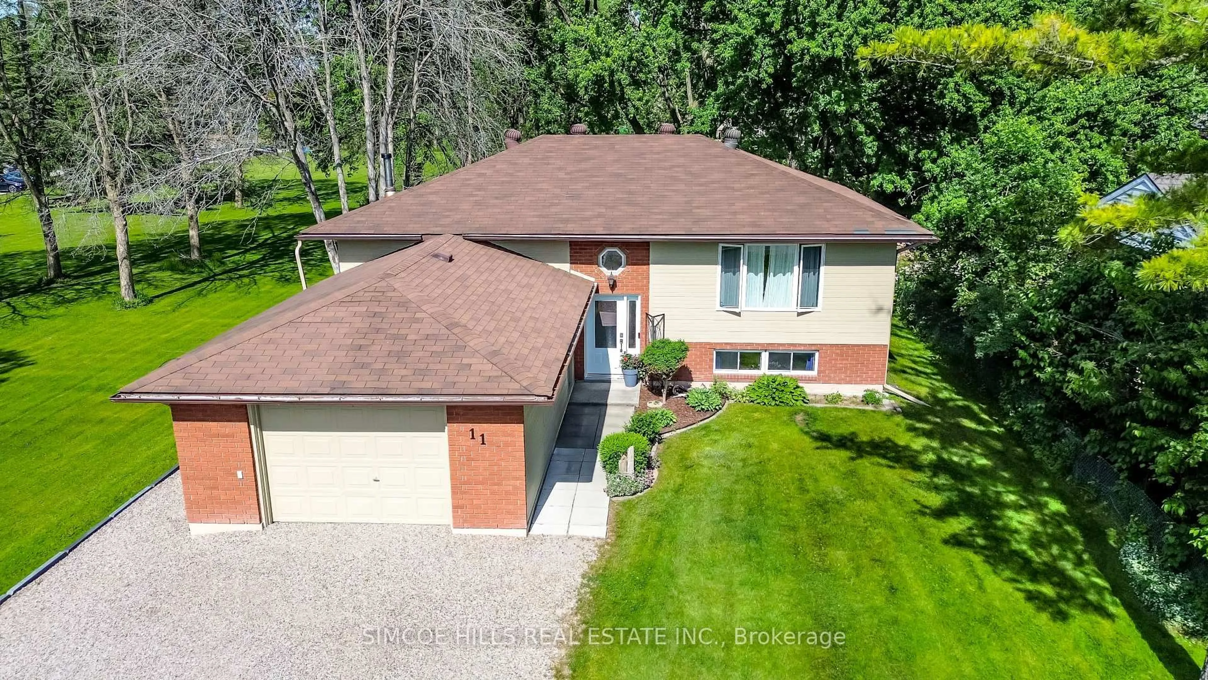 A pic from outside/outdoor area/front of a property/back of a property/a pic from drone, street for 11 Sheridan Dr, Severn Ontario L0K 1E0