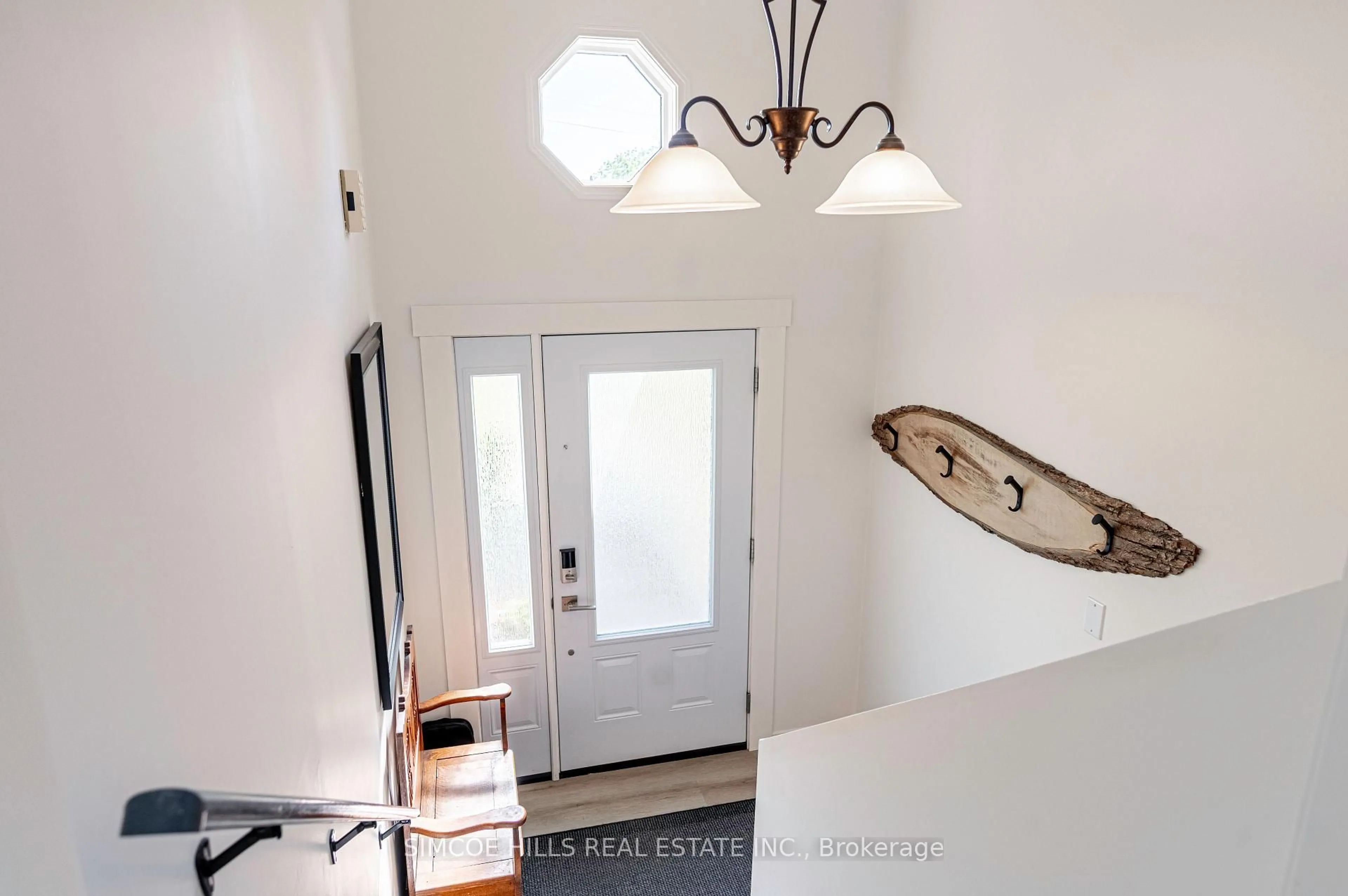Indoor entryway for 11 Sheridan Dr, Severn Ontario L0K 1E0