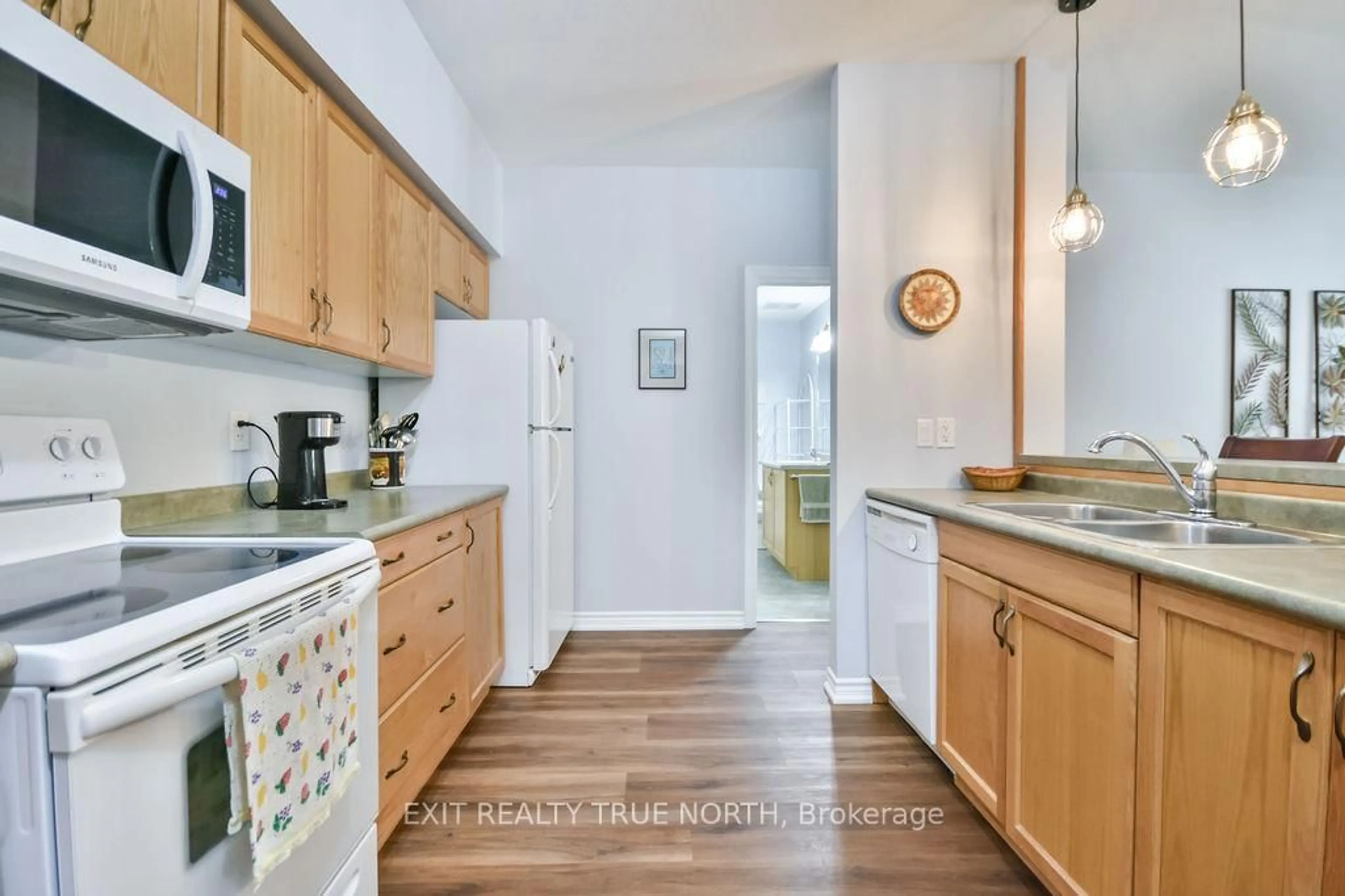 Standard kitchen, unknown for 19B Yonge St #107, Springwater Ontario L0L 1P0