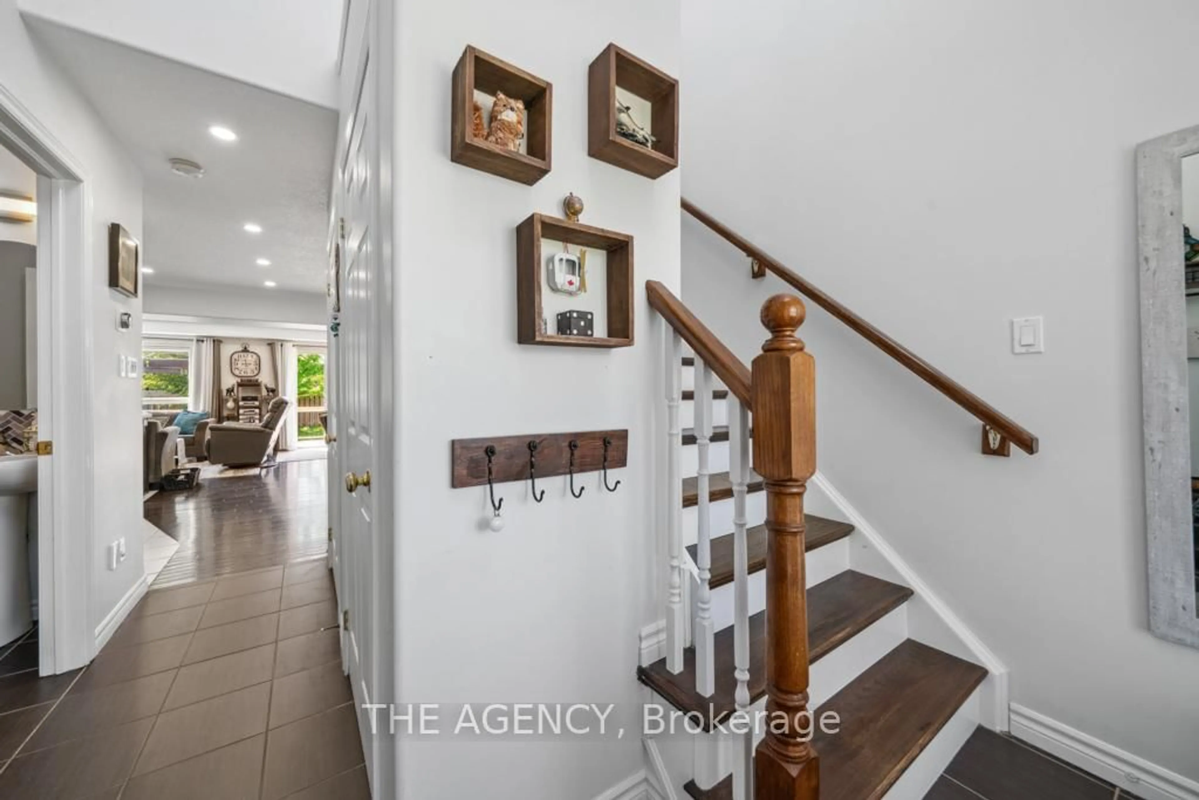 Indoor entryway for 18 Davis St, Collingwood Ontario L9Y 0C9