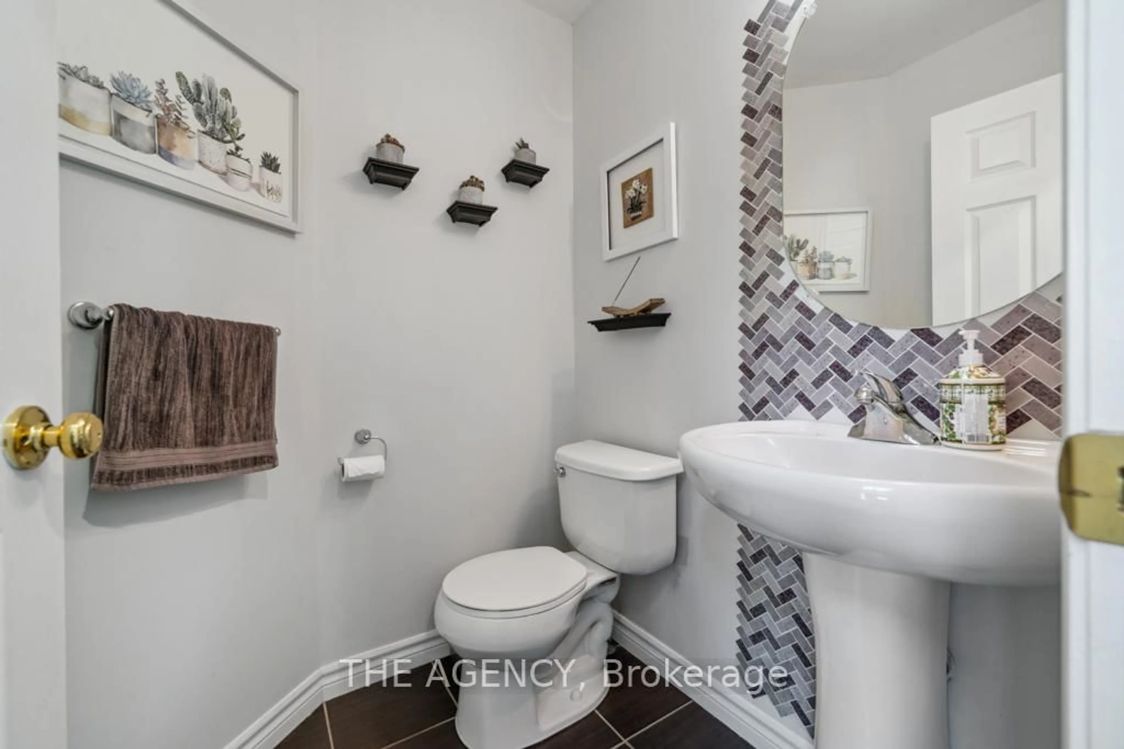Standard bathroom, ceramic/tile floor for 18 Davis St, Collingwood Ontario L9Y 0C9