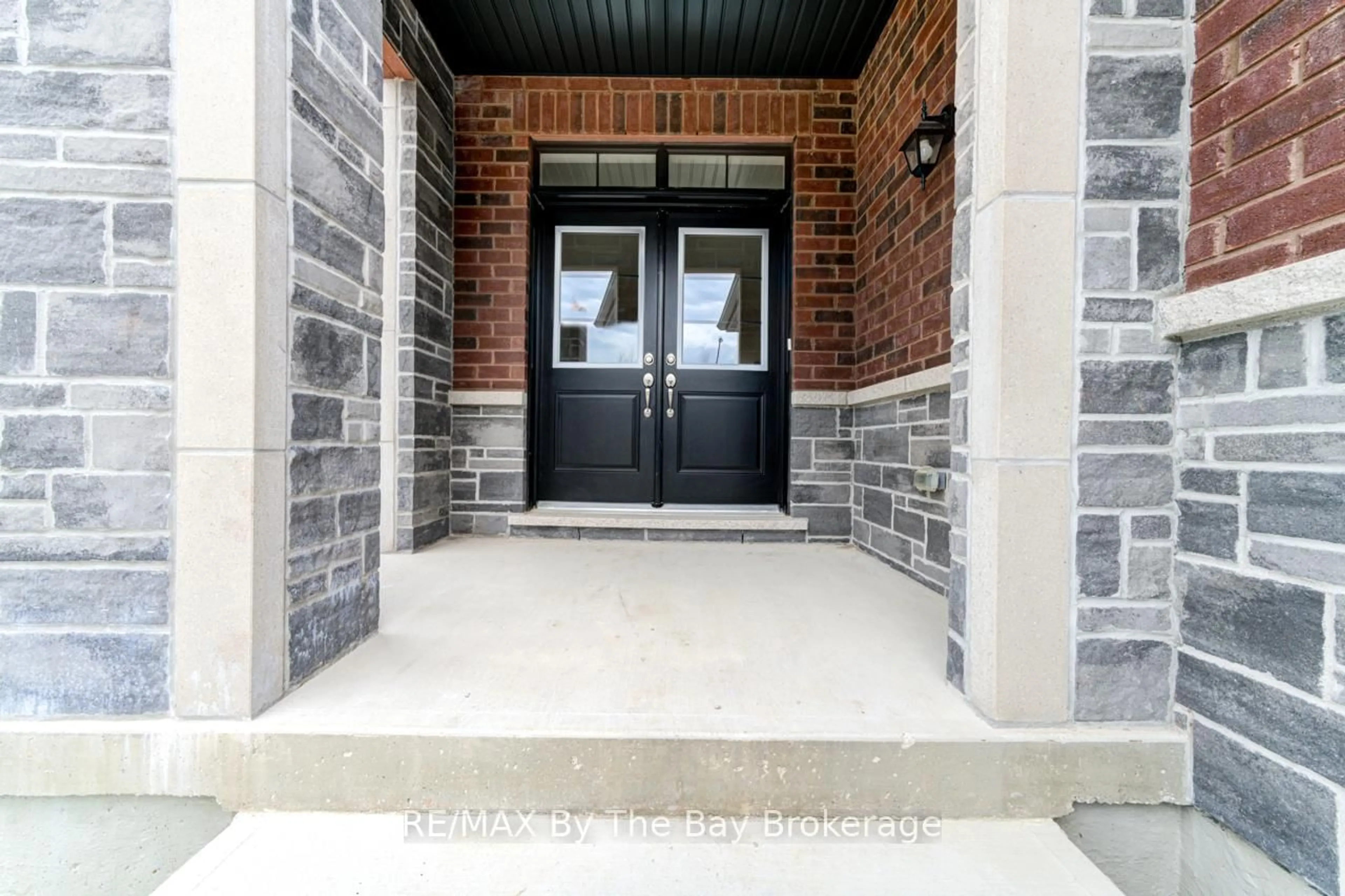 Indoor entryway for 12 Misty Ridge Rd, Wasaga Beach Ontario L9Z 0R8