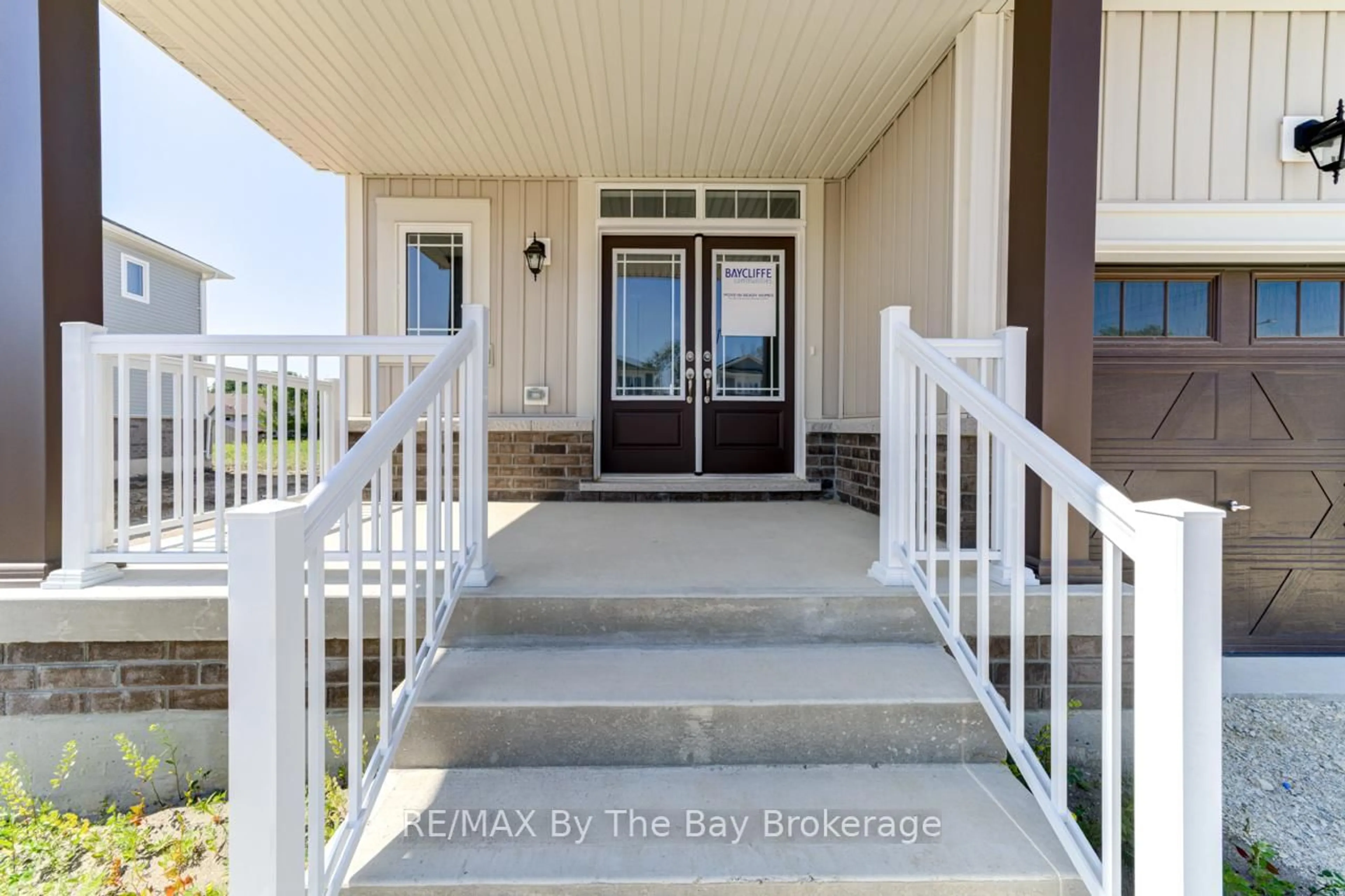Indoor entryway for 16 Misty Ridge Rd, Wasaga Beach Ontario L9Z 0R8