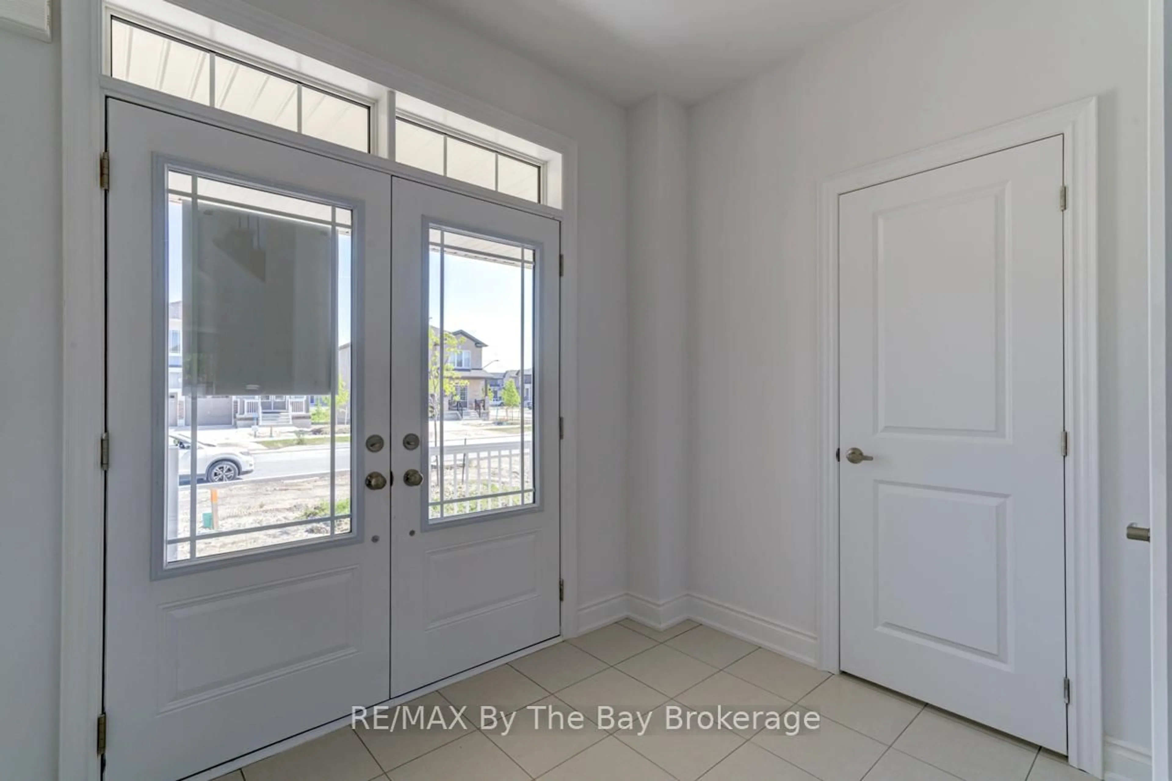 Indoor entryway for 16 Misty Ridge Rd, Wasaga Beach Ontario L9Z 0R8