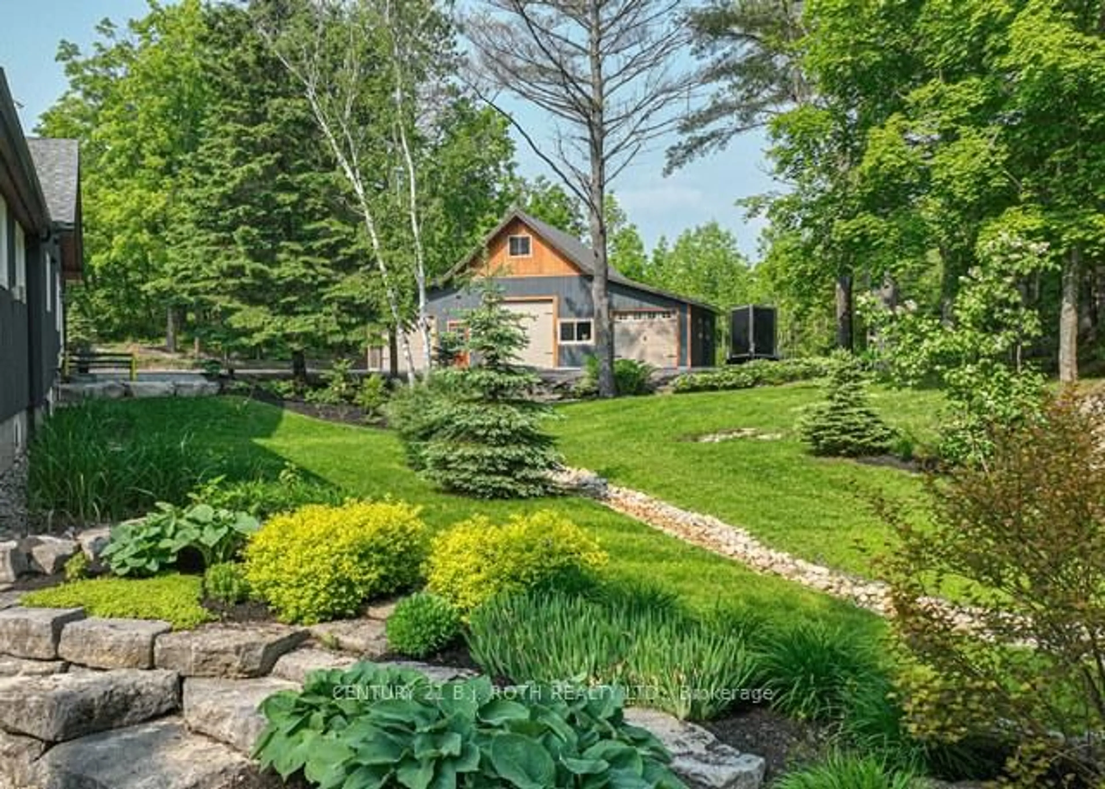 A pic from outside/outdoor area/front of a property/back of a property/a pic from drone, unknown for 2450 Irish Line, Severn Ontario L0K 1E0