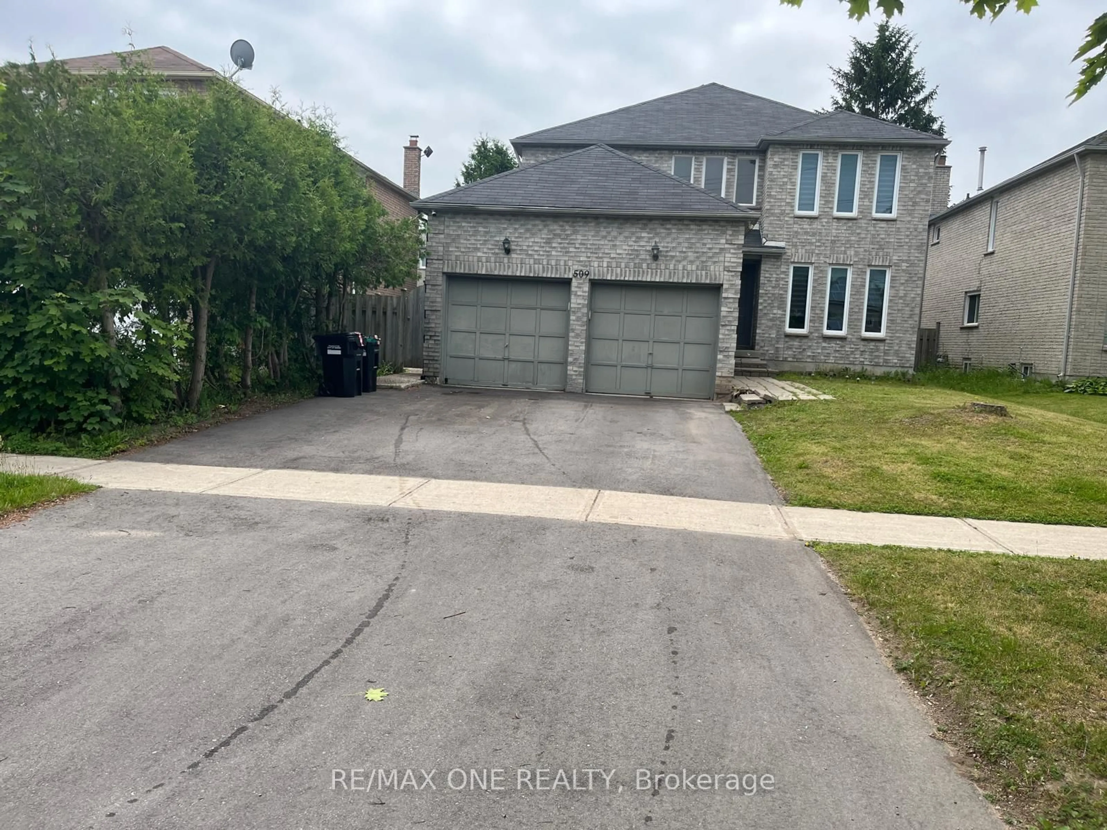 A pic from outside/outdoor area/front of a property/back of a property/a pic from drone, street for 509 Grove St, Barrie Ontario L4M 5Z4