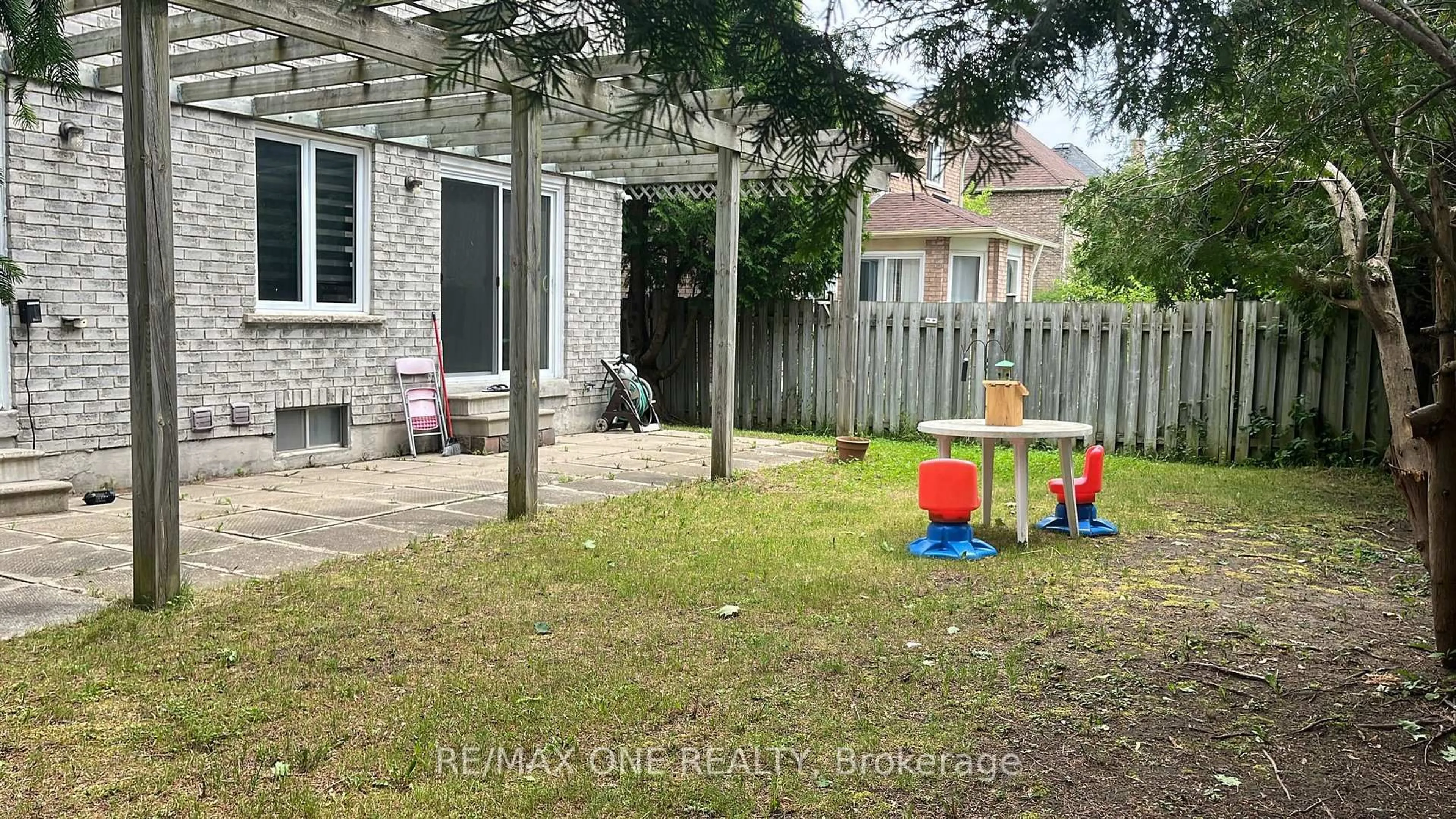A pic from outside/outdoor area/front of a property/back of a property/a pic from drone, street for 509 Grove St, Barrie Ontario L4M 5Z4