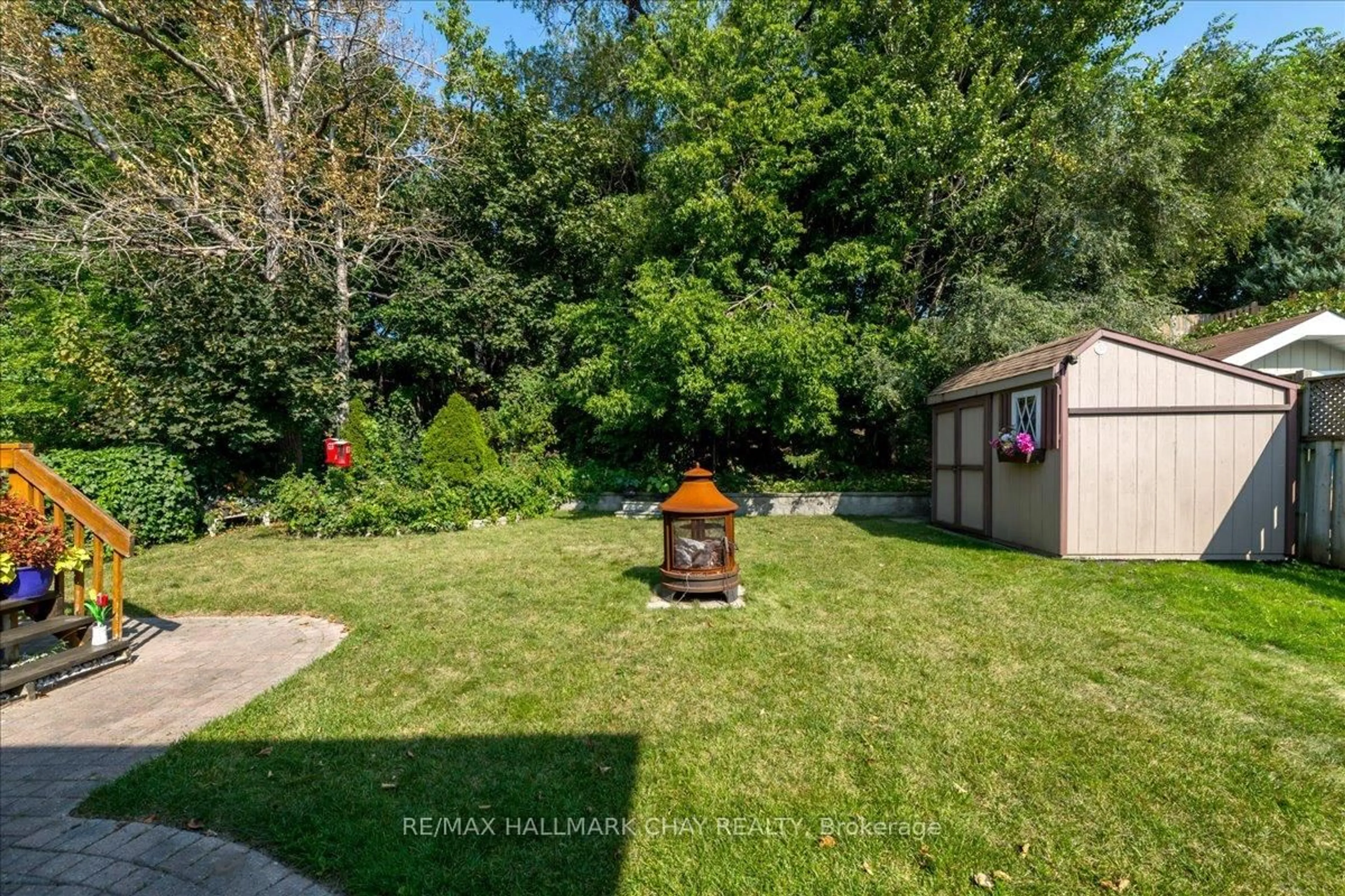 A pic from outside/outdoor area/front of a property/back of a property/a pic from drone, unknown for 114 Chieftain Cres, Barrie Ontario L4N 6J3