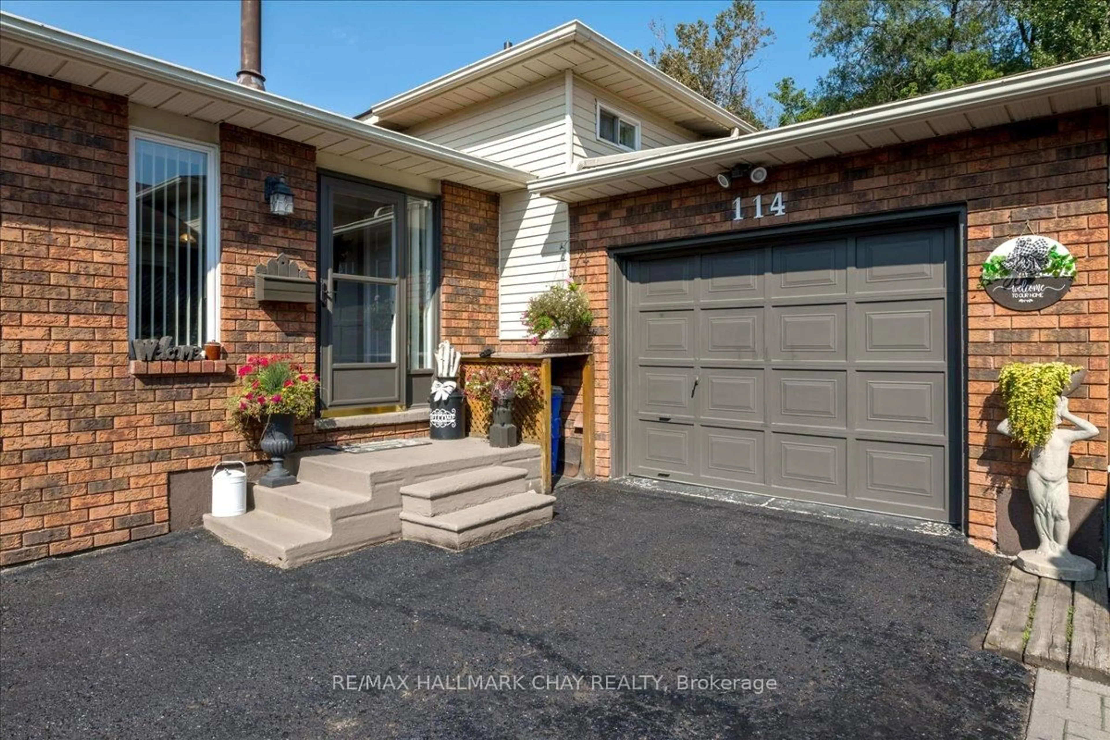 Home with brick exterior material, street for 114 Chieftain Cres, Barrie Ontario L4N 6J3