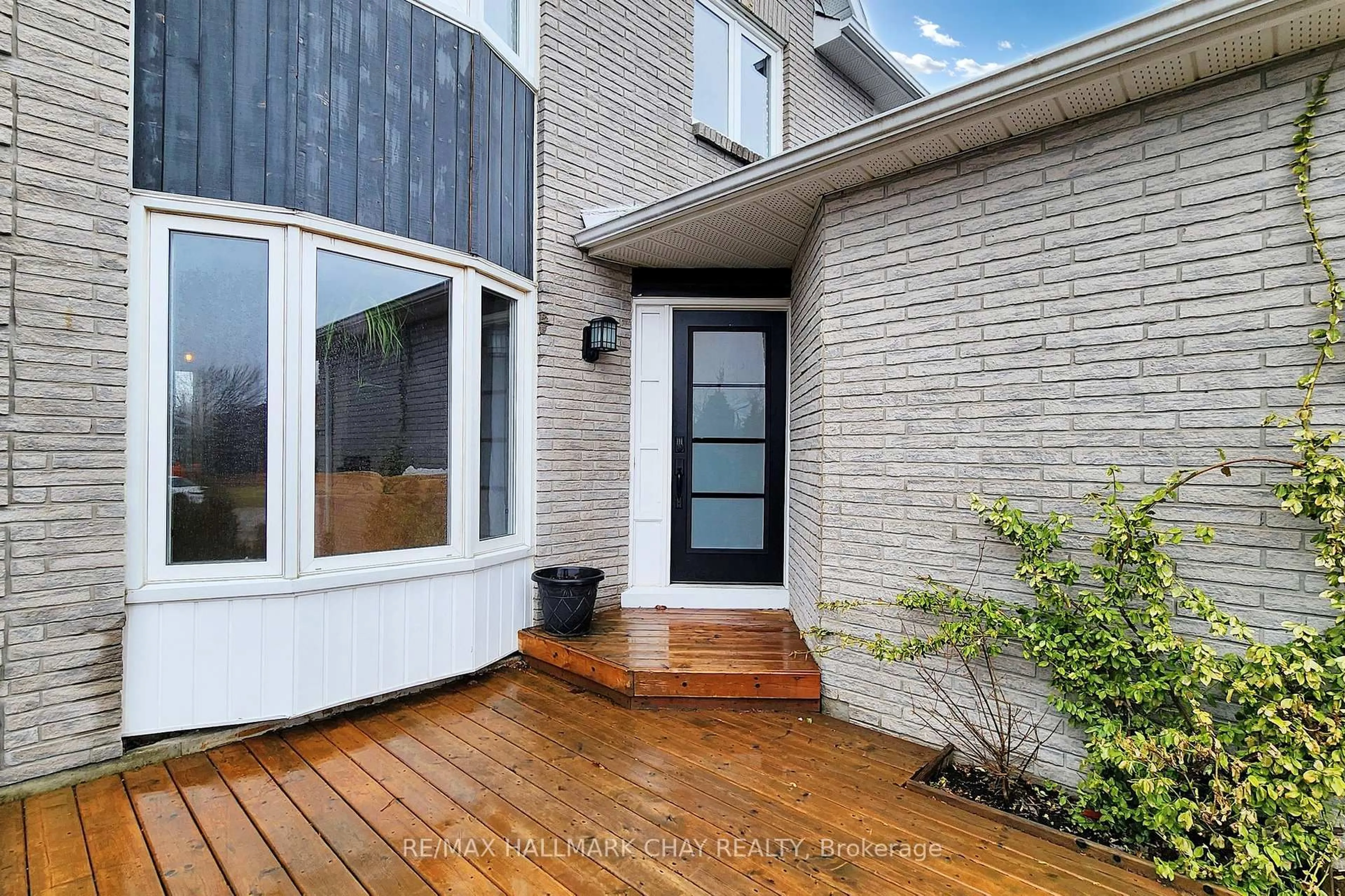 Home with brick exterior material, street for 40 Shakespeare Cres, Barrie Ontario L4N 6C1