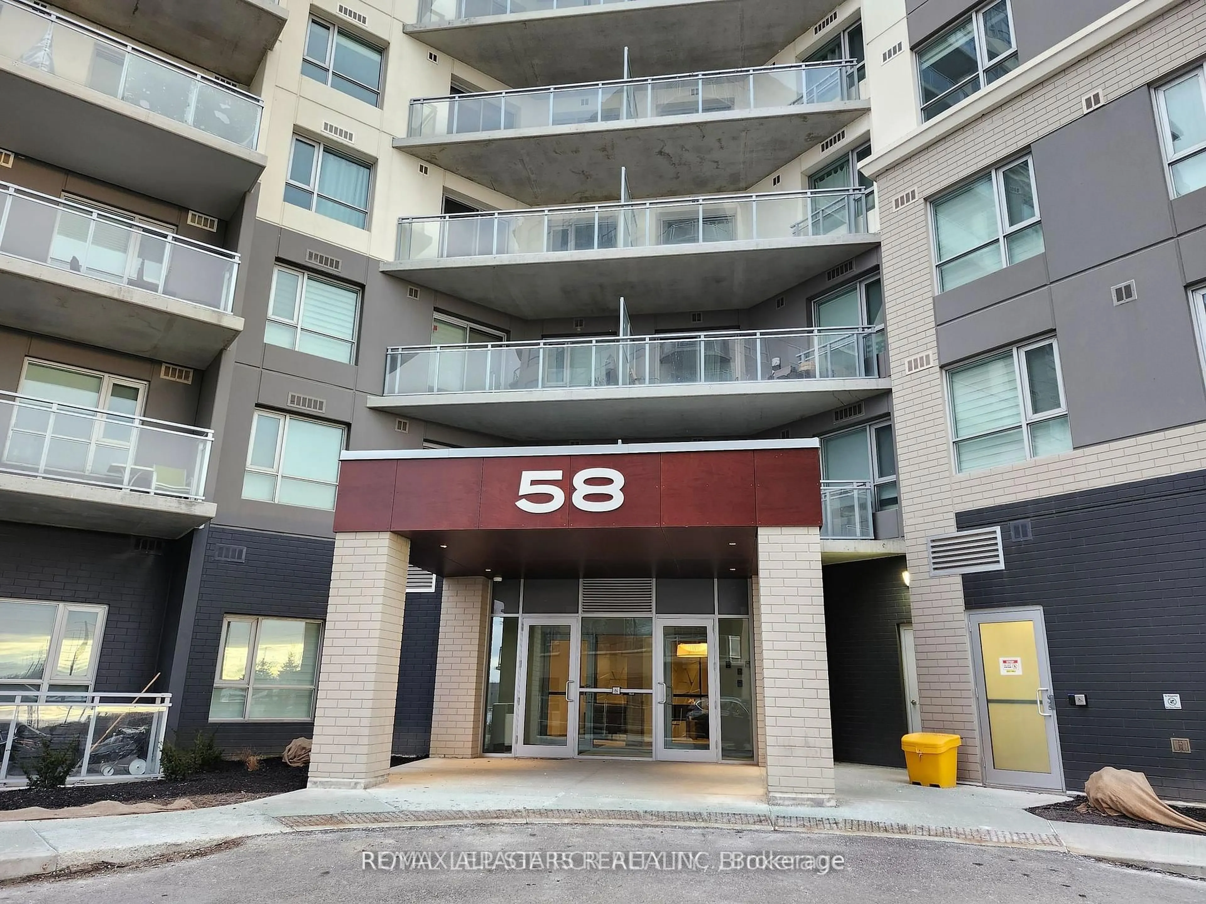 Indoor foyer for 58 Lakeside Terr #601, Barrie Ontario L4M 0L5