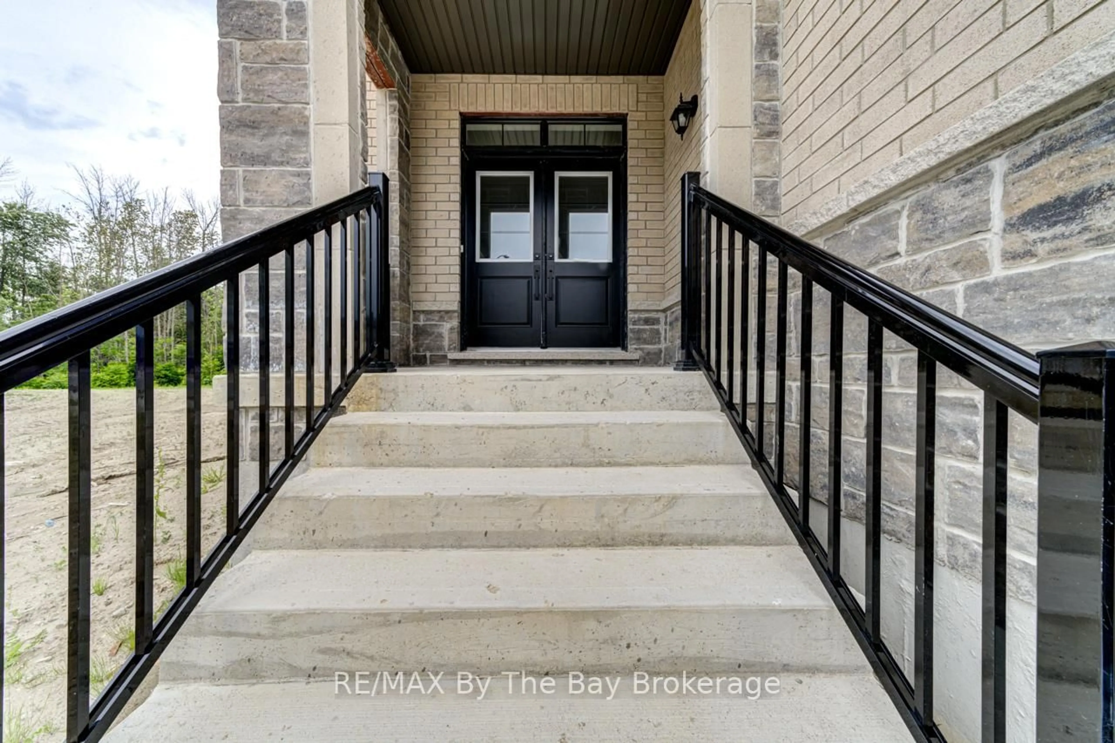 Indoor entryway for 26 Amber Dr, Wasaga Beach Ontario L9Z 0R8