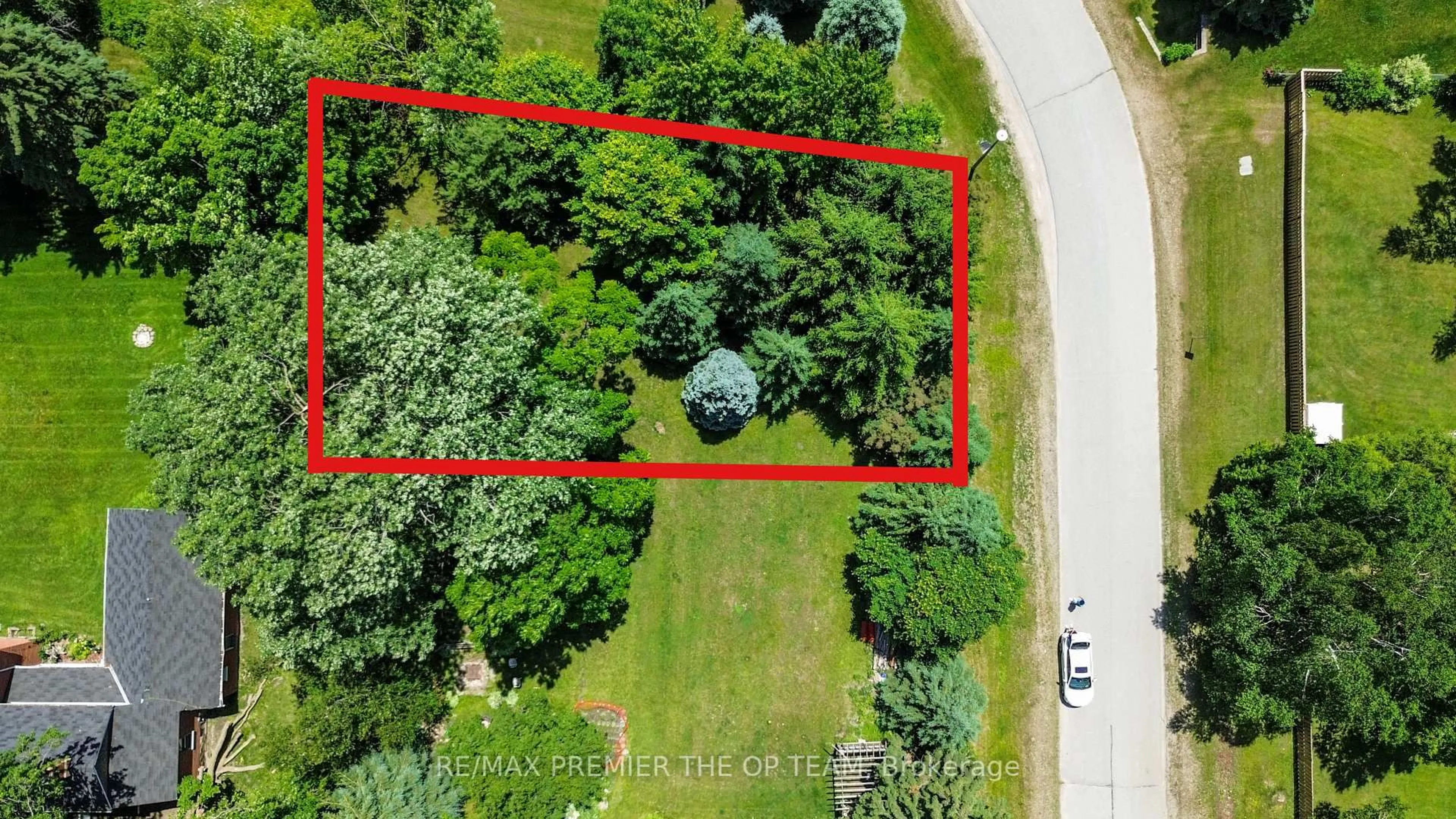A pic from outside/outdoor area/front of a property/back of a property/a pic from drone, unknown for 5 Foyston Gate, Springwater Ontario L9X 0A1
