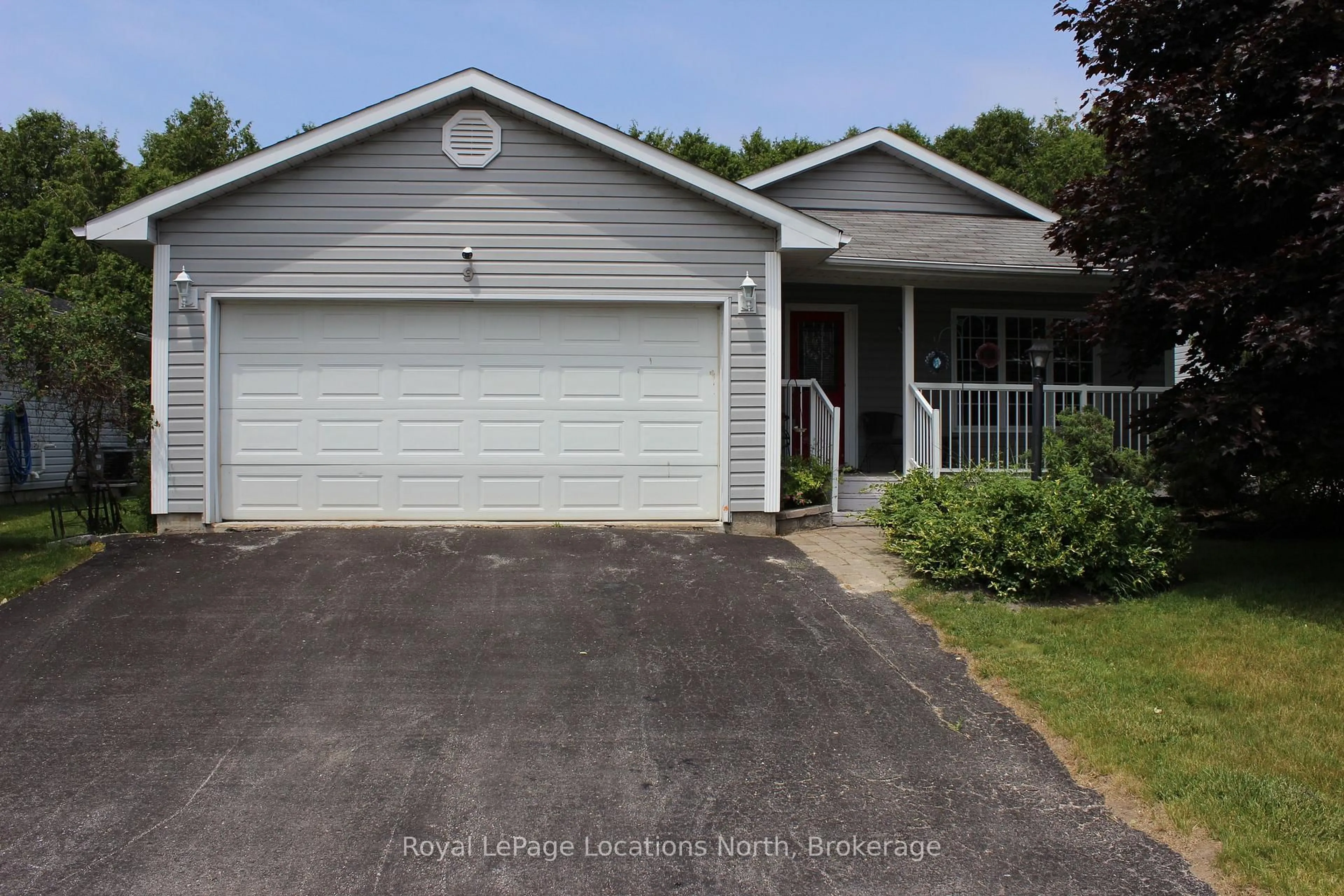 Indoor garage for 9 Pennsylvania Ave, Wasaga Beach Ontario L9Z 3A8