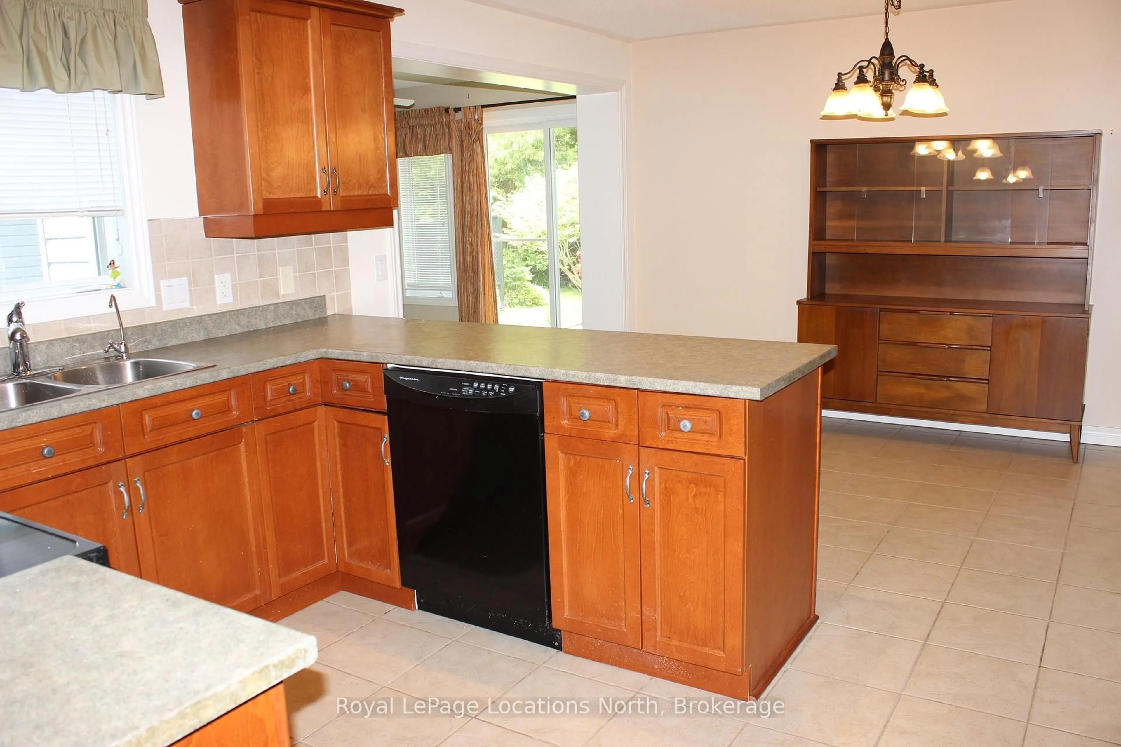 Standard kitchen, ceramic/tile floor for 9 Pennsylvania Ave, Wasaga Beach Ontario L9Z 3A8