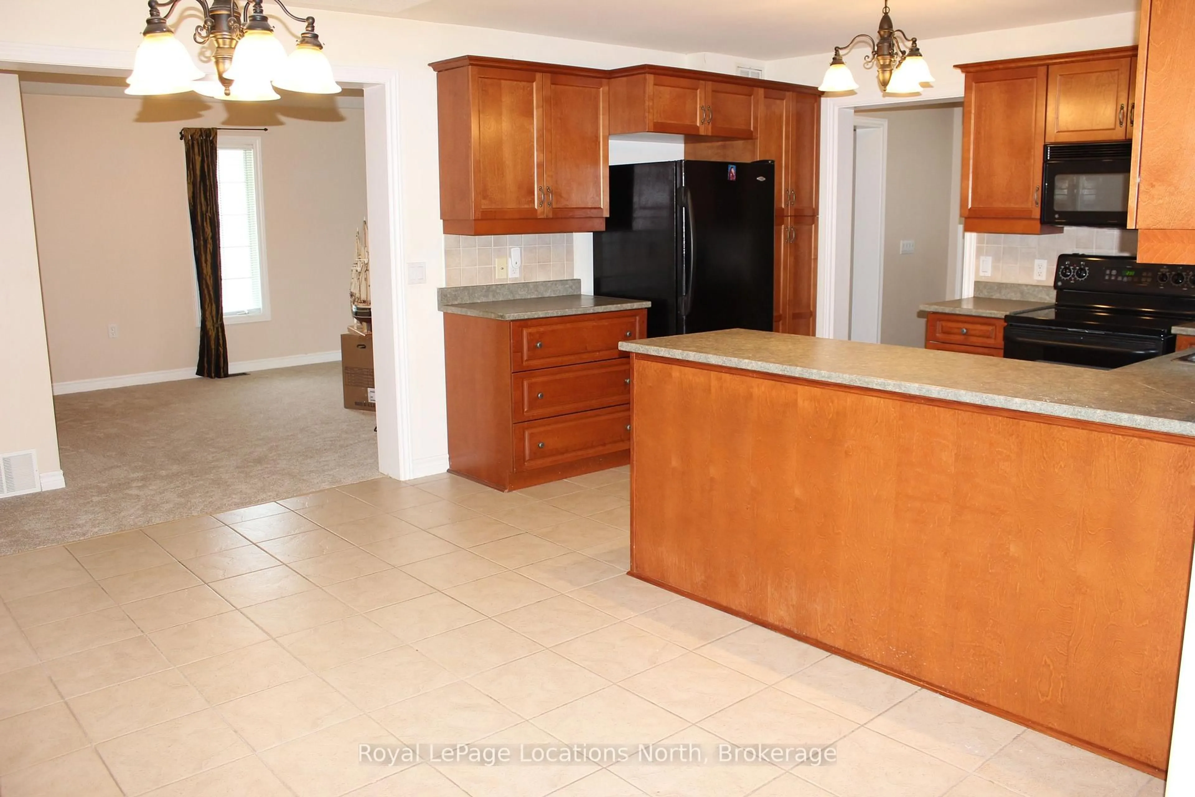 Open concept kitchen, ceramic/tile floor for 9 Pennsylvania Ave, Wasaga Beach Ontario L9Z 3A8