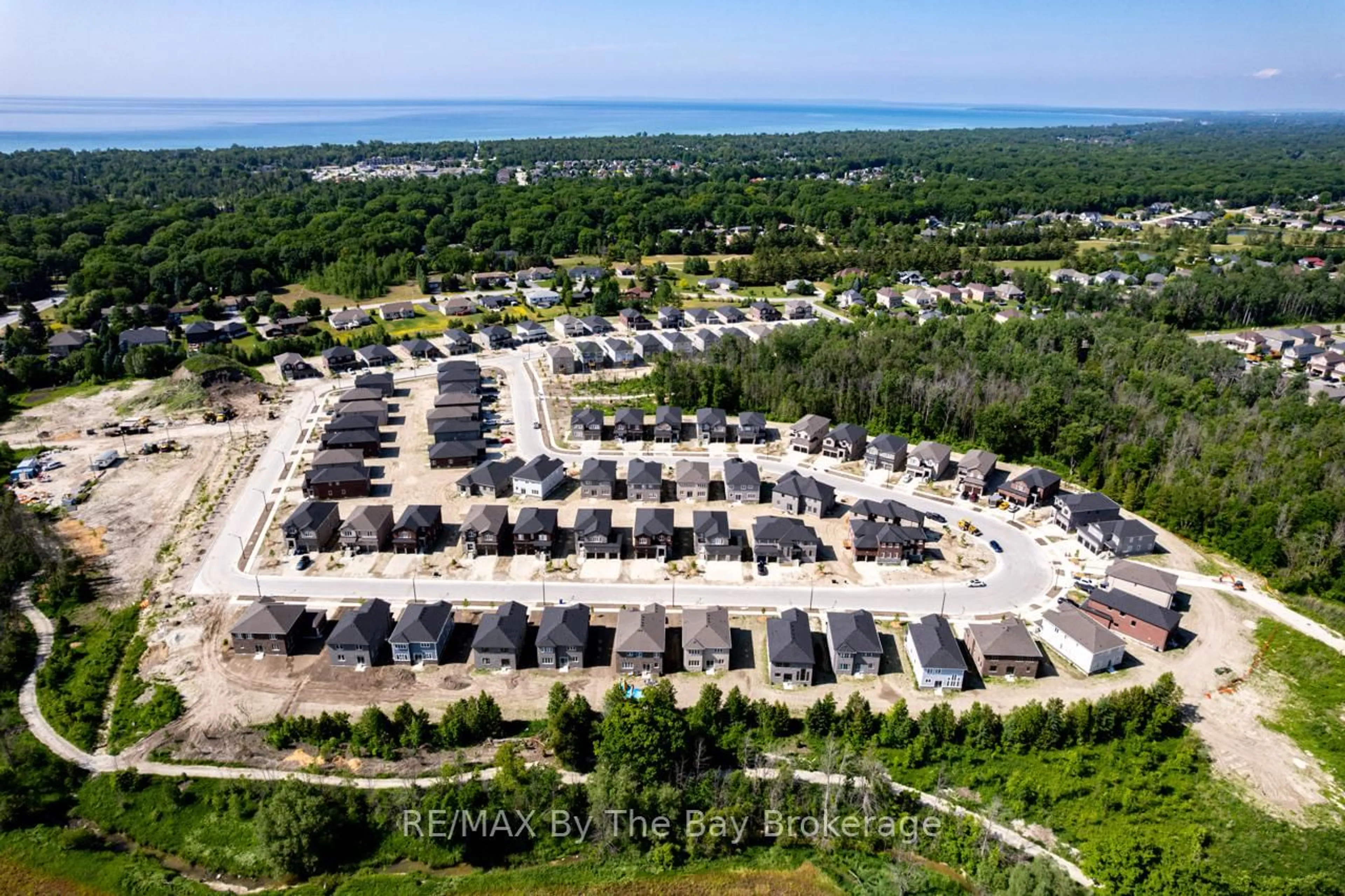 A pic from outside/outdoor area/front of a property/back of a property/a pic from drone, street for 18 Amber Dr, Wasaga Beach Ontario L9Z 0R8