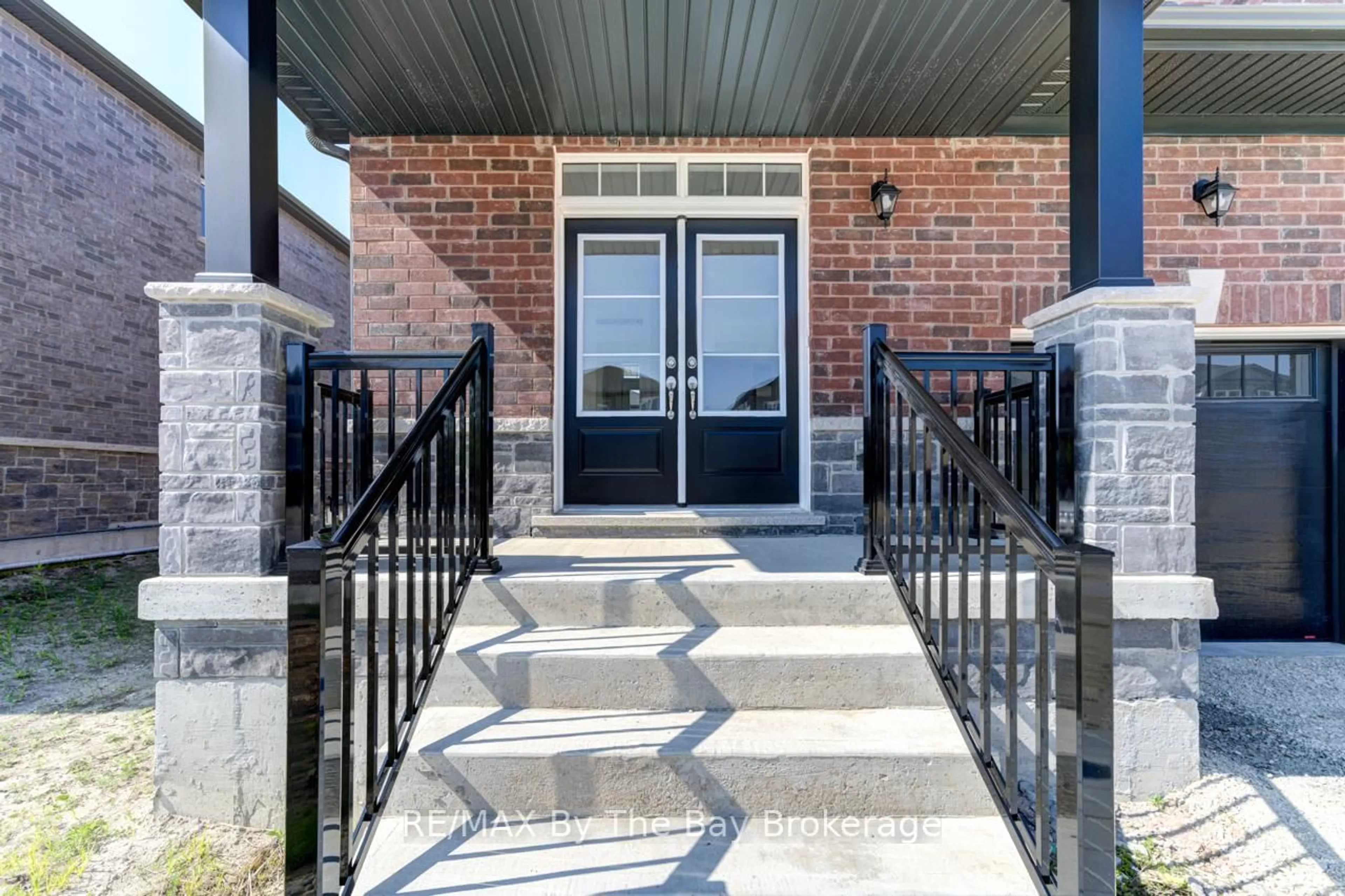 Indoor entryway for 18 Amber Dr, Wasaga Beach Ontario L9Z 0R8