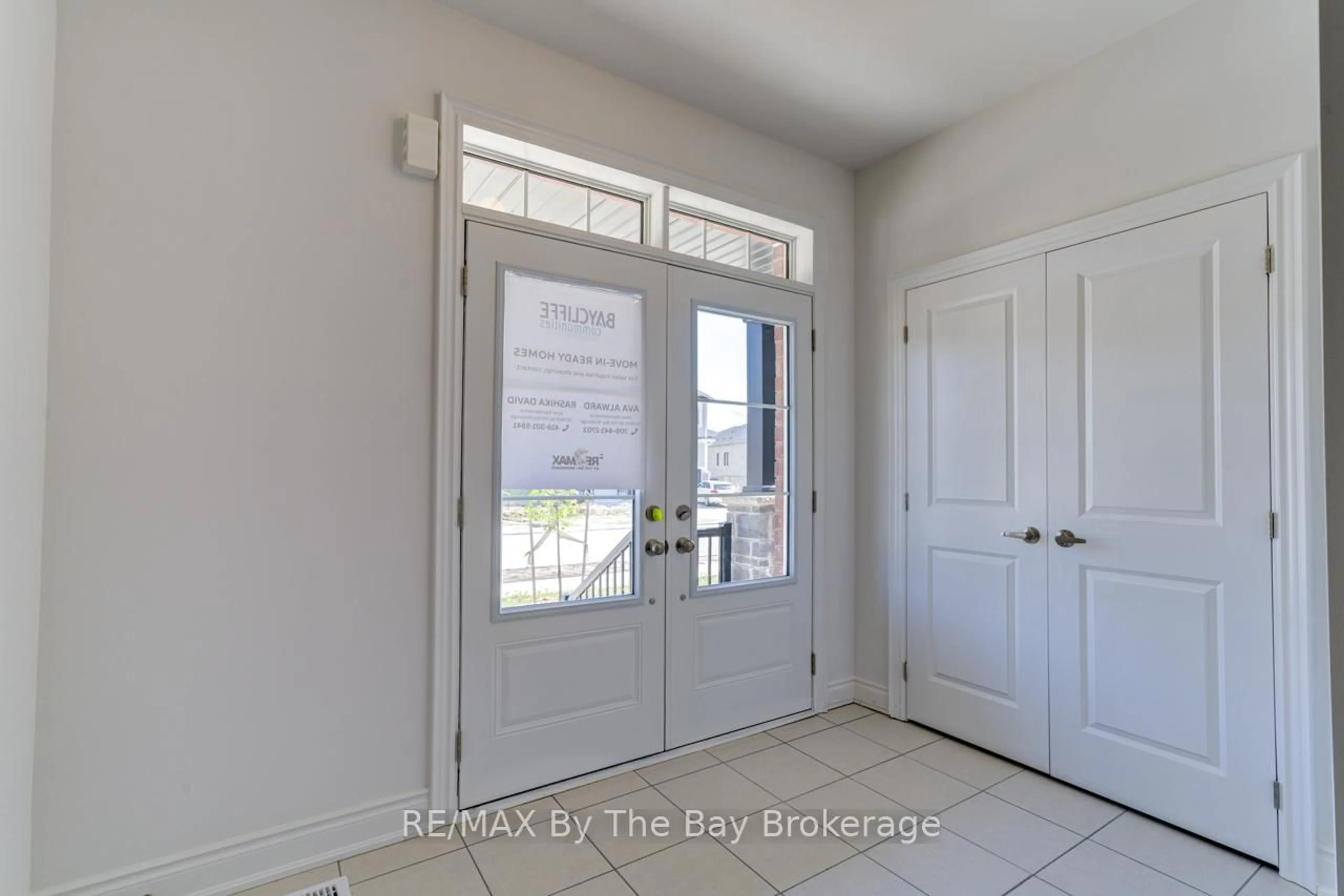 Indoor entryway for 18 Amber Dr, Wasaga Beach Ontario L9Z 0R8