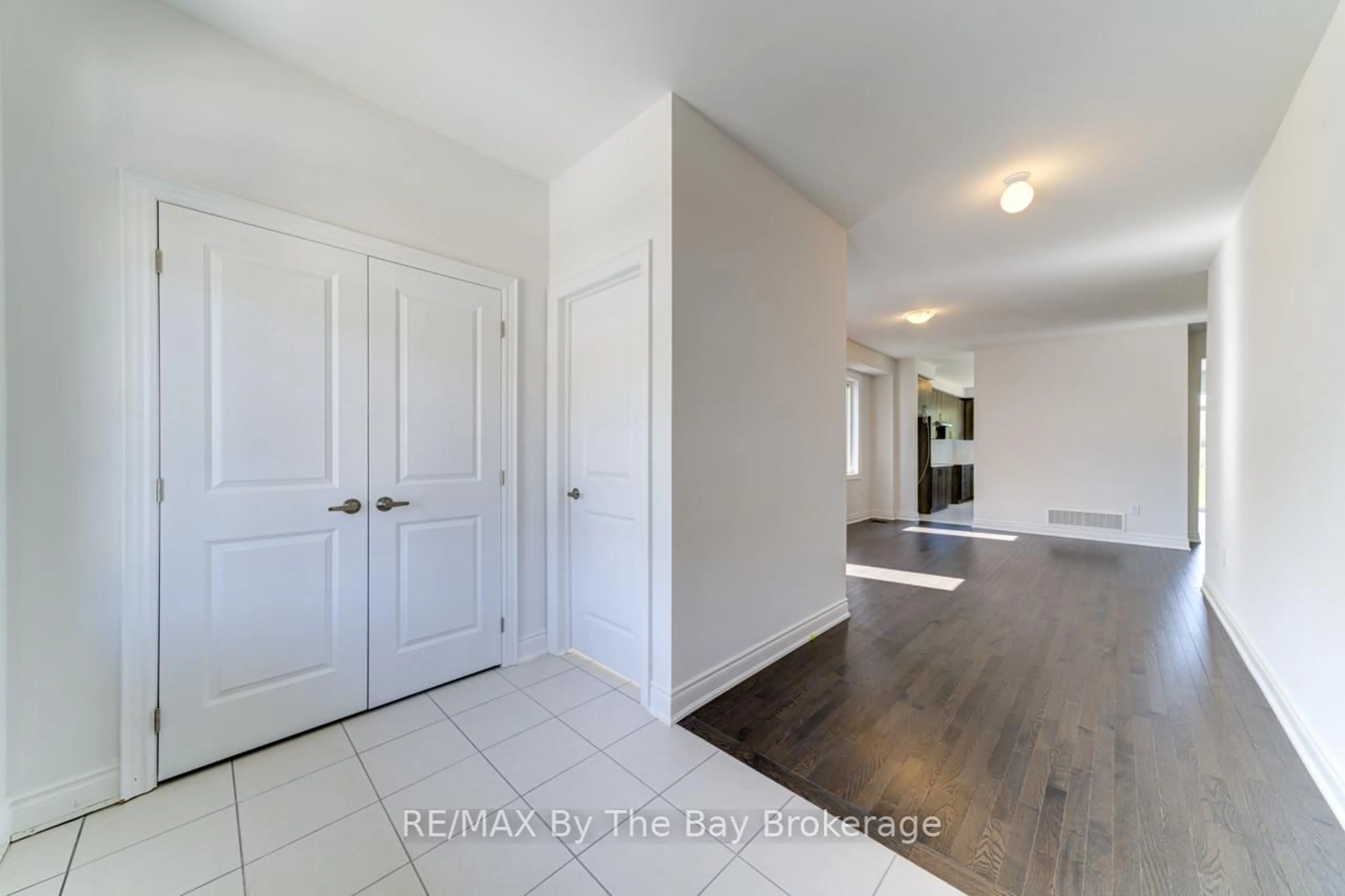 Indoor entryway for 18 Amber Dr, Wasaga Beach Ontario L9Z 0R8