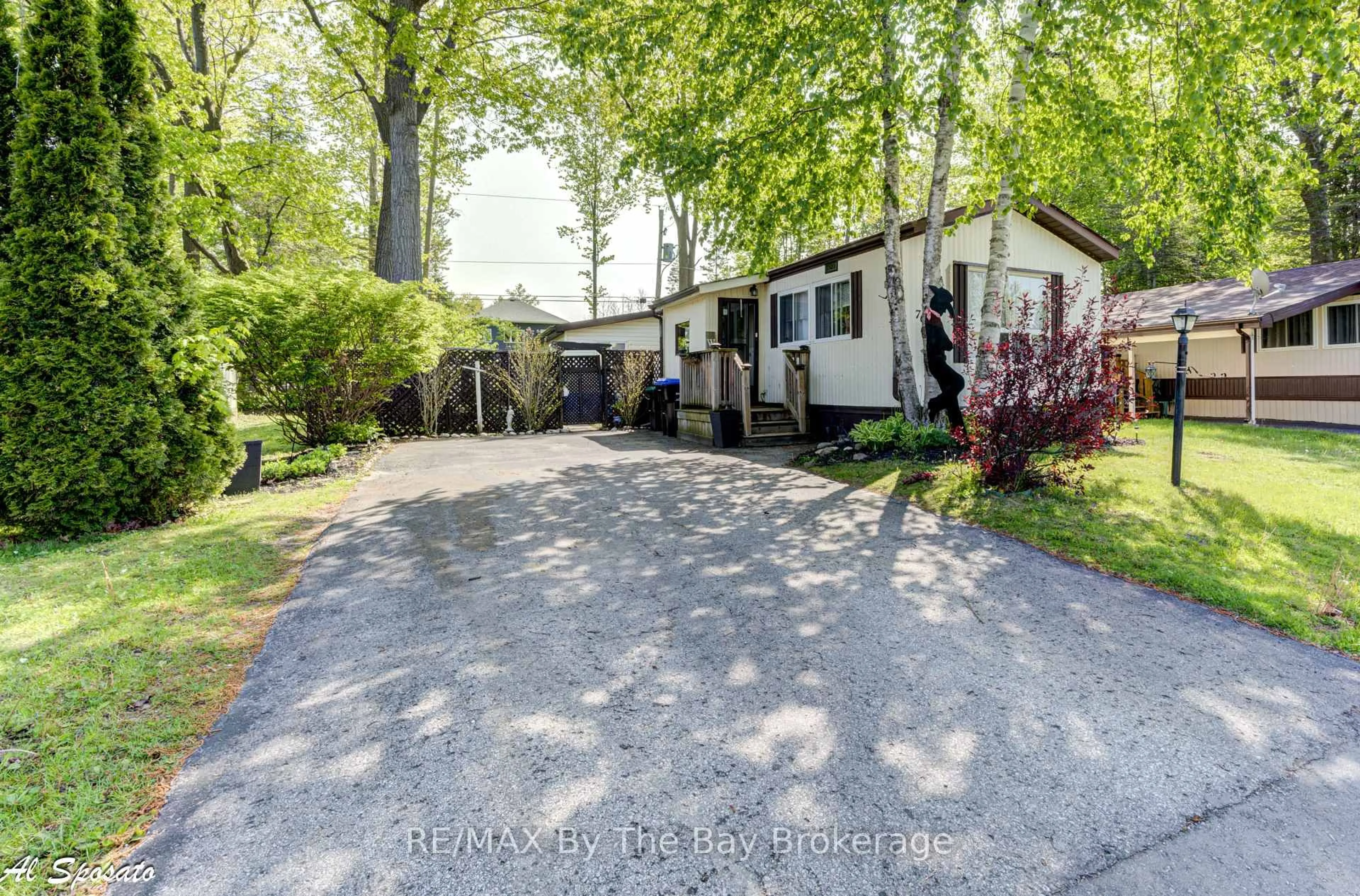 A pic from outside/outdoor area/front of a property/back of a property/a pic from drone, street for 76 Georgian Glen Dr, Wasaga Beach Ontario L9Z 1K7