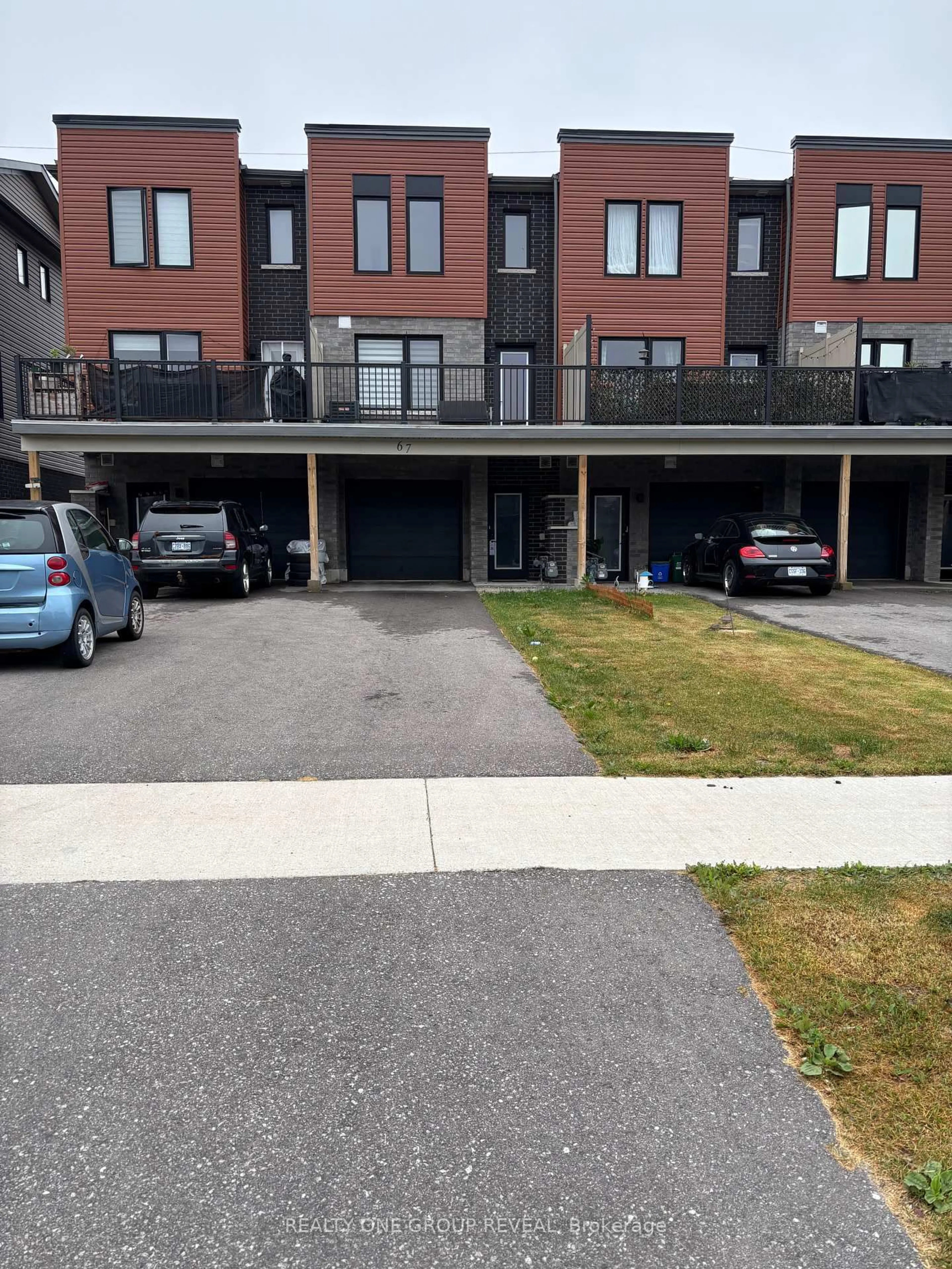 A pic from outside/outdoor area/front of a property/back of a property/a pic from drone, street for 67 Fairlane Ave, Barrie Ontario L9J 0N1