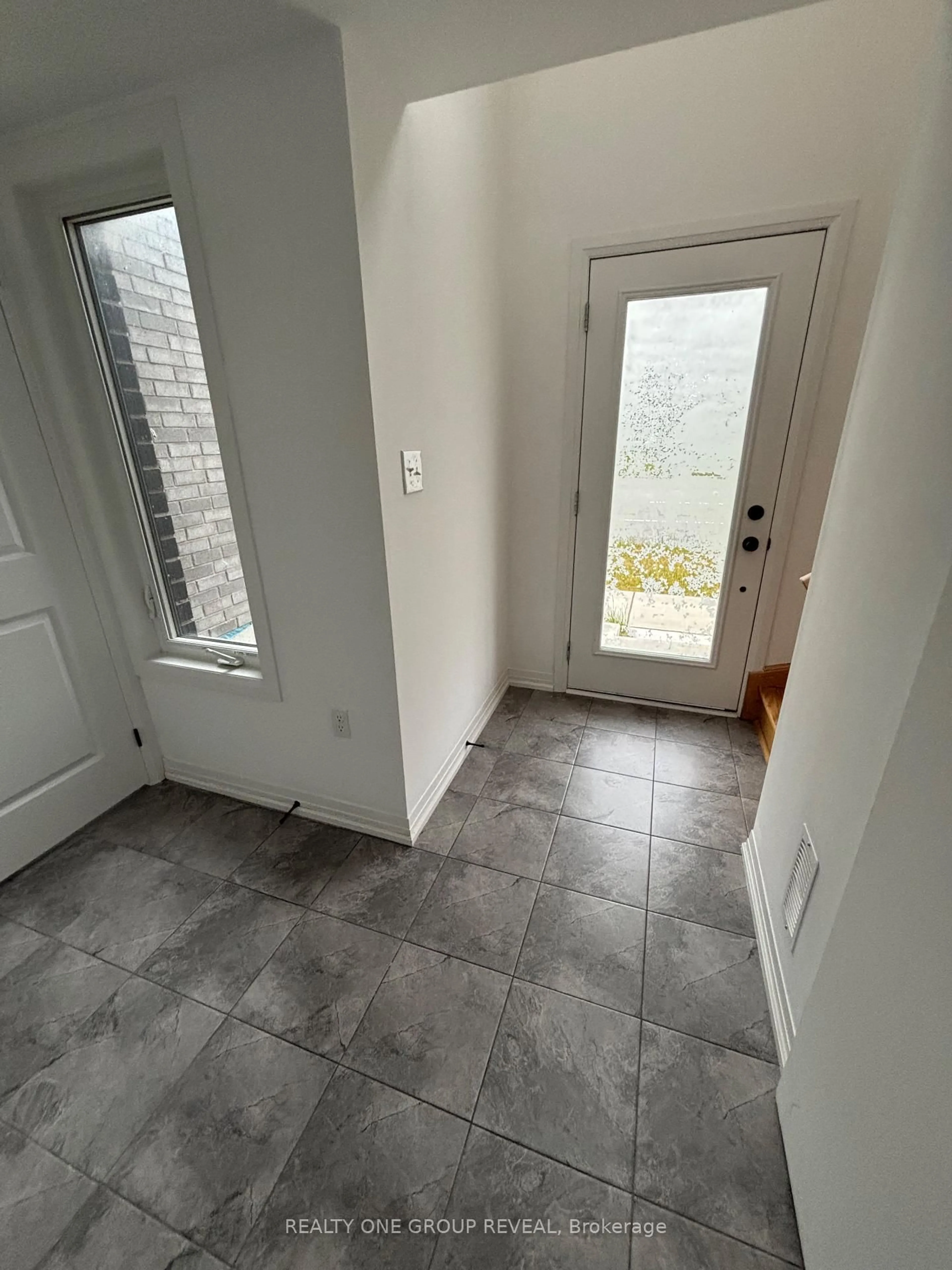 Indoor entryway for 67 Fairlane Ave, Barrie Ontario L9J 0N1