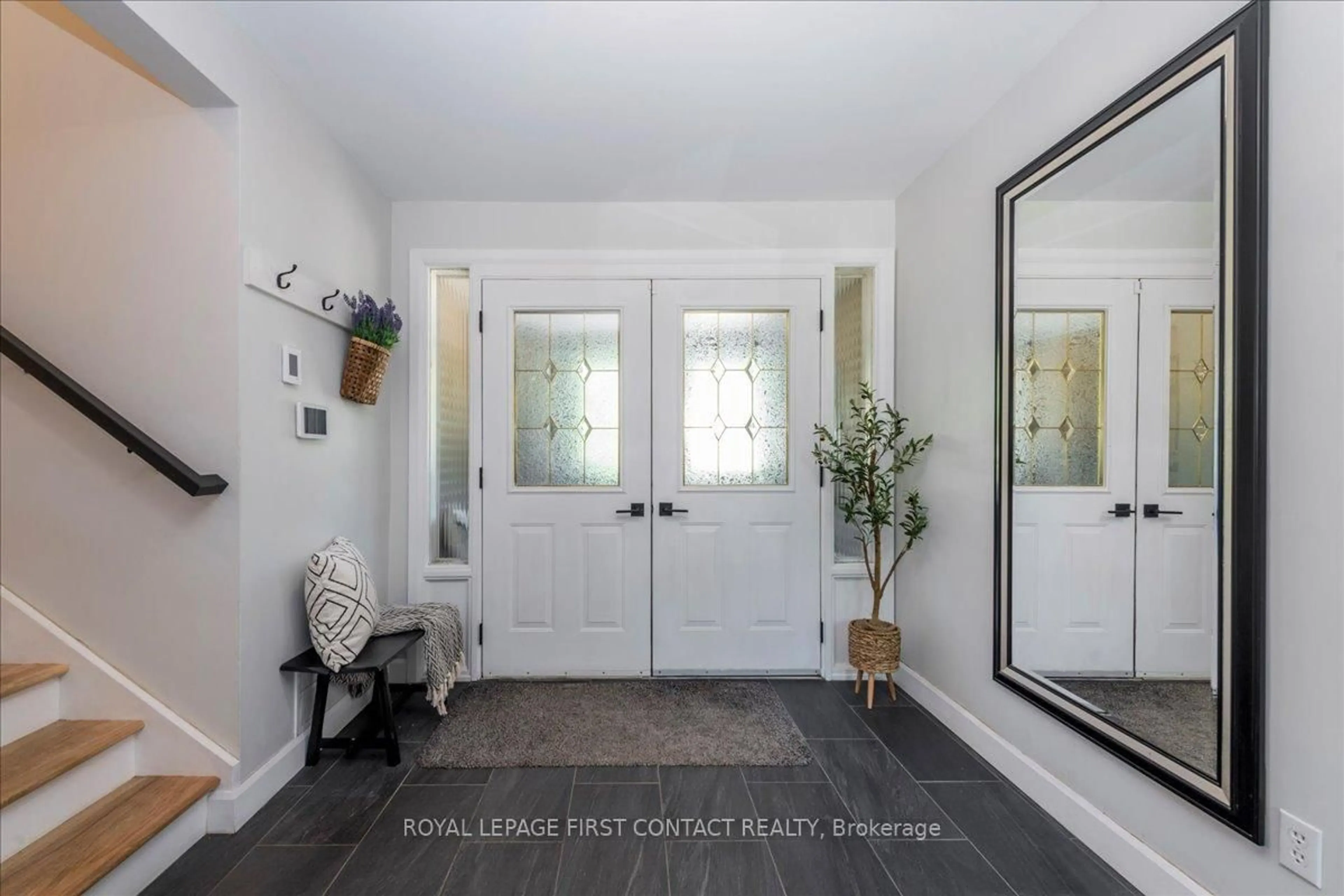 Indoor entryway for 31 Mountbatten Cres, Barrie Ontario L4M 1T6