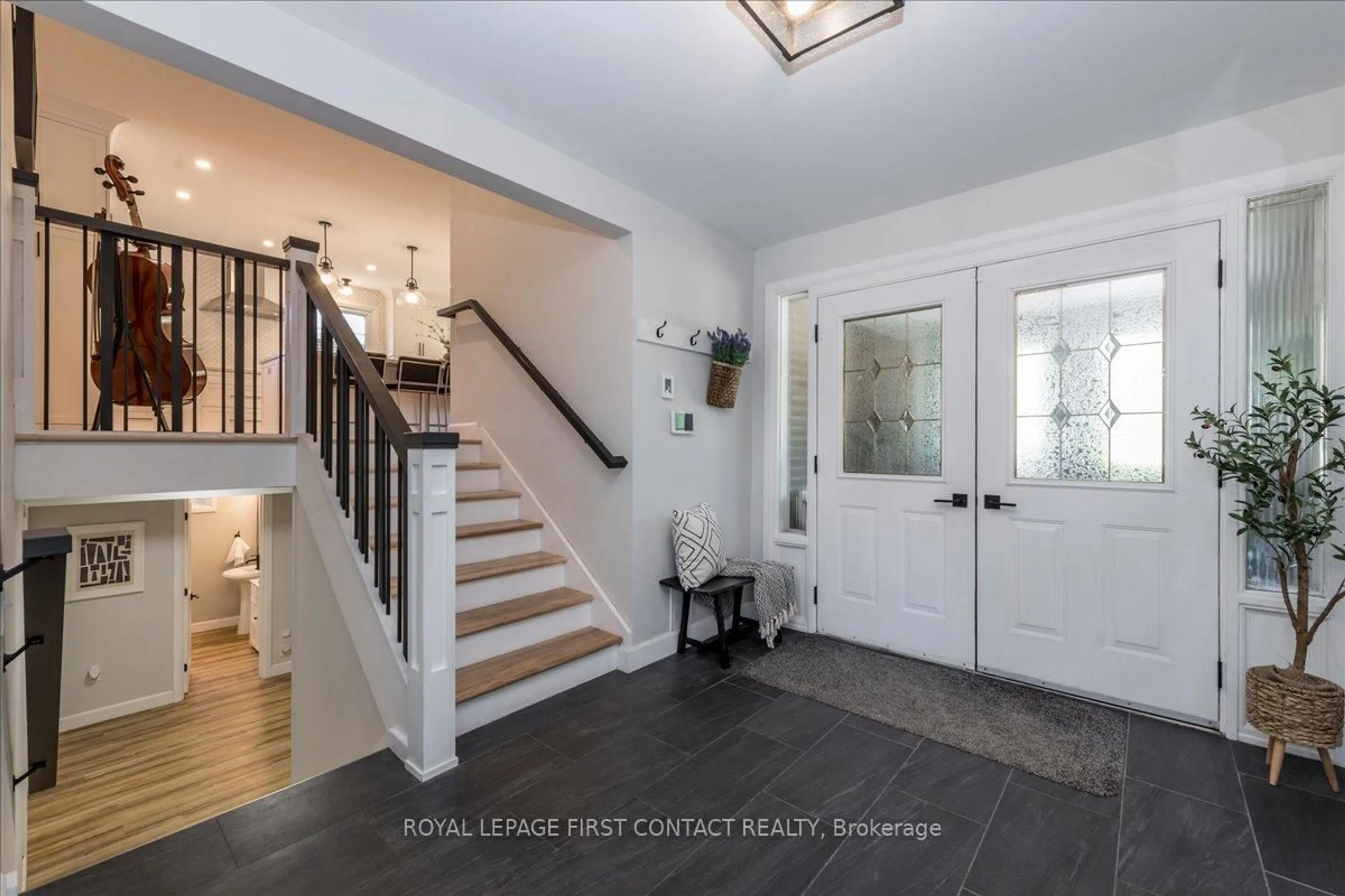 Indoor entryway for 31 Mountbatten Cres, Barrie Ontario L4M 1T6