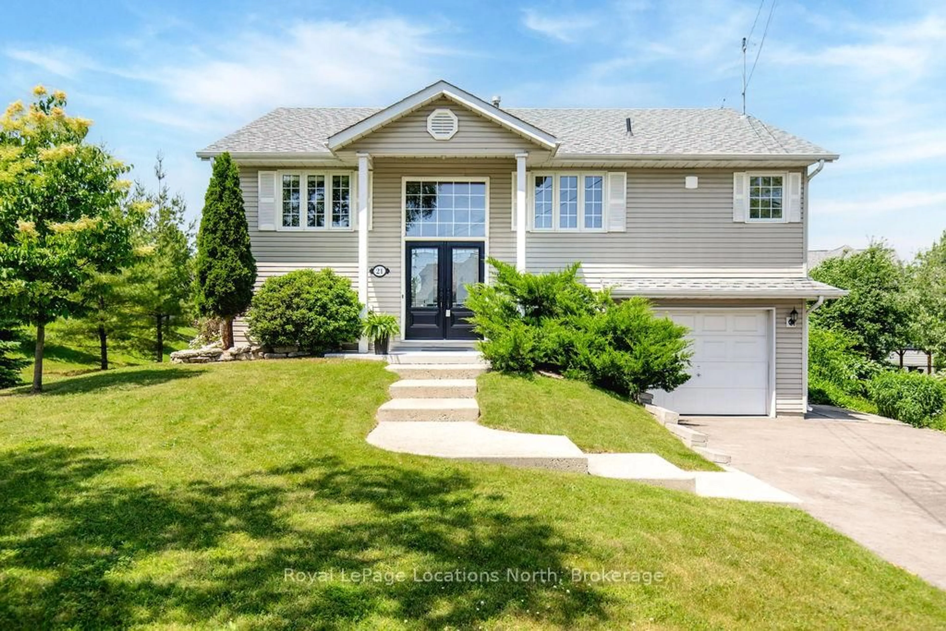 Home with vinyl exterior material, street for 21 Robert Ave, Collingwood Ontario L9Y 5N5