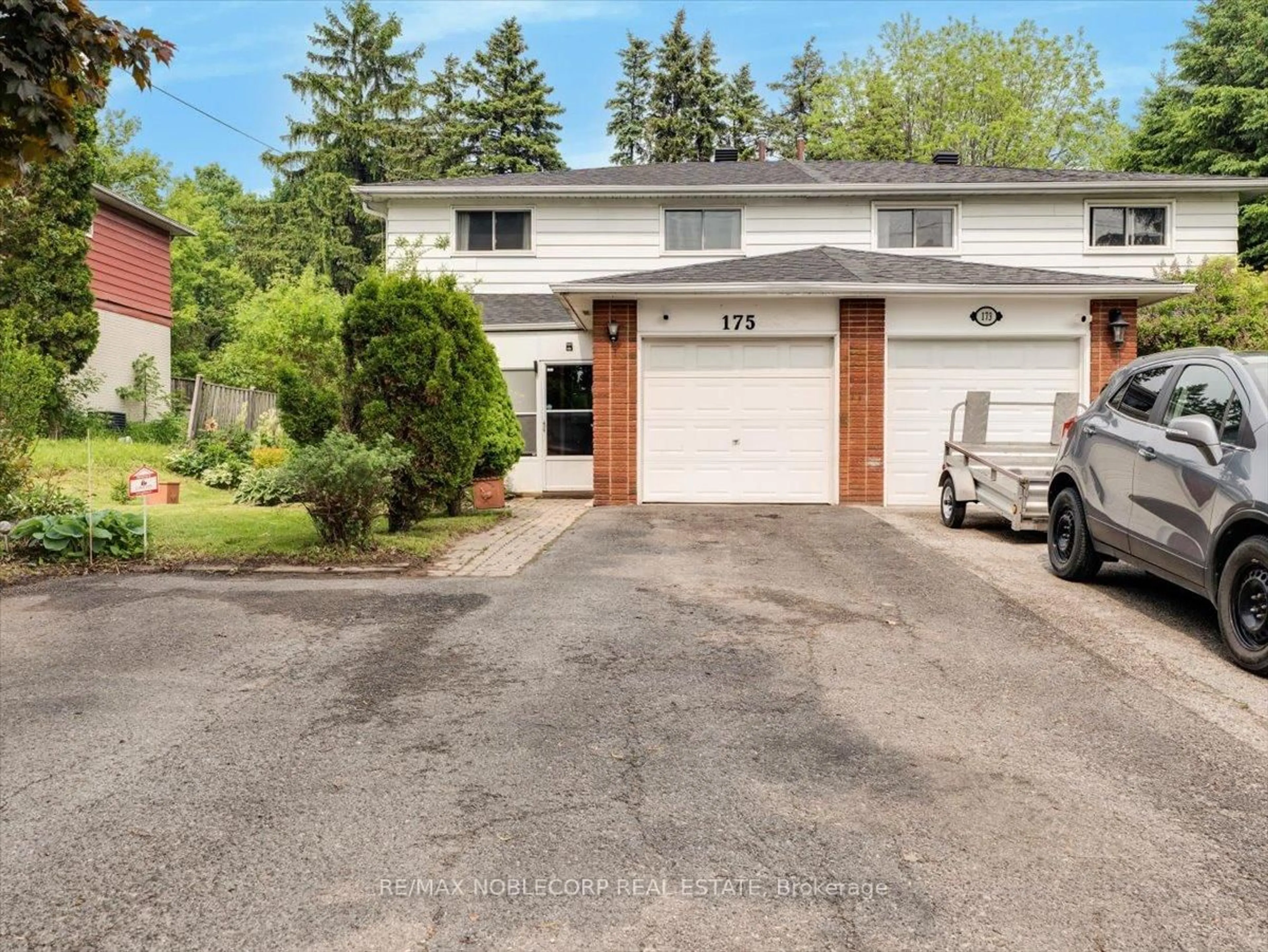 A pic from outside/outdoor area/front of a property/back of a property/a pic from drone, street for 175 Toronto St, Barrie Ontario L4N 1V6