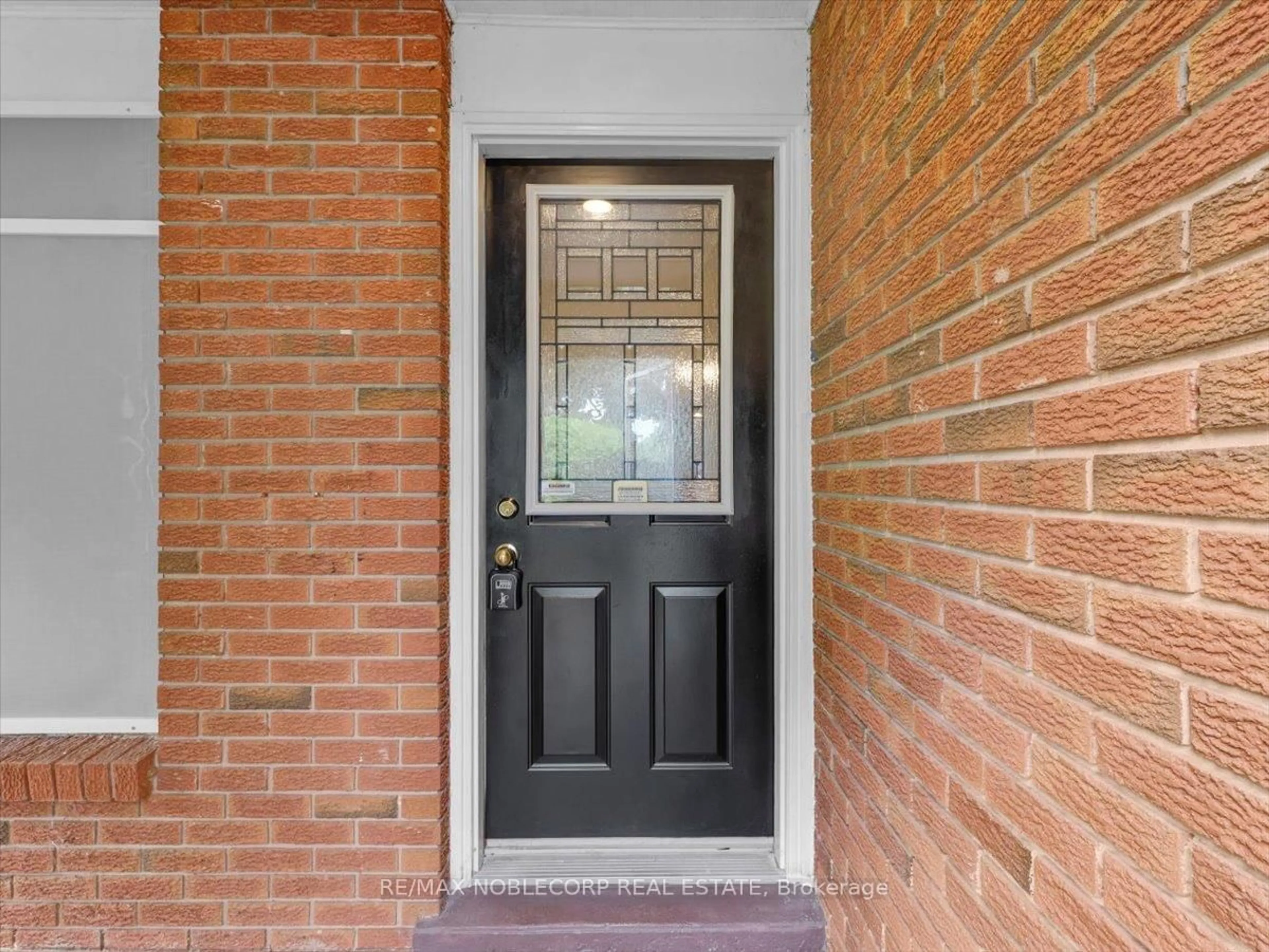 Indoor entryway for 175 Toronto St, Barrie Ontario L4N 1V6