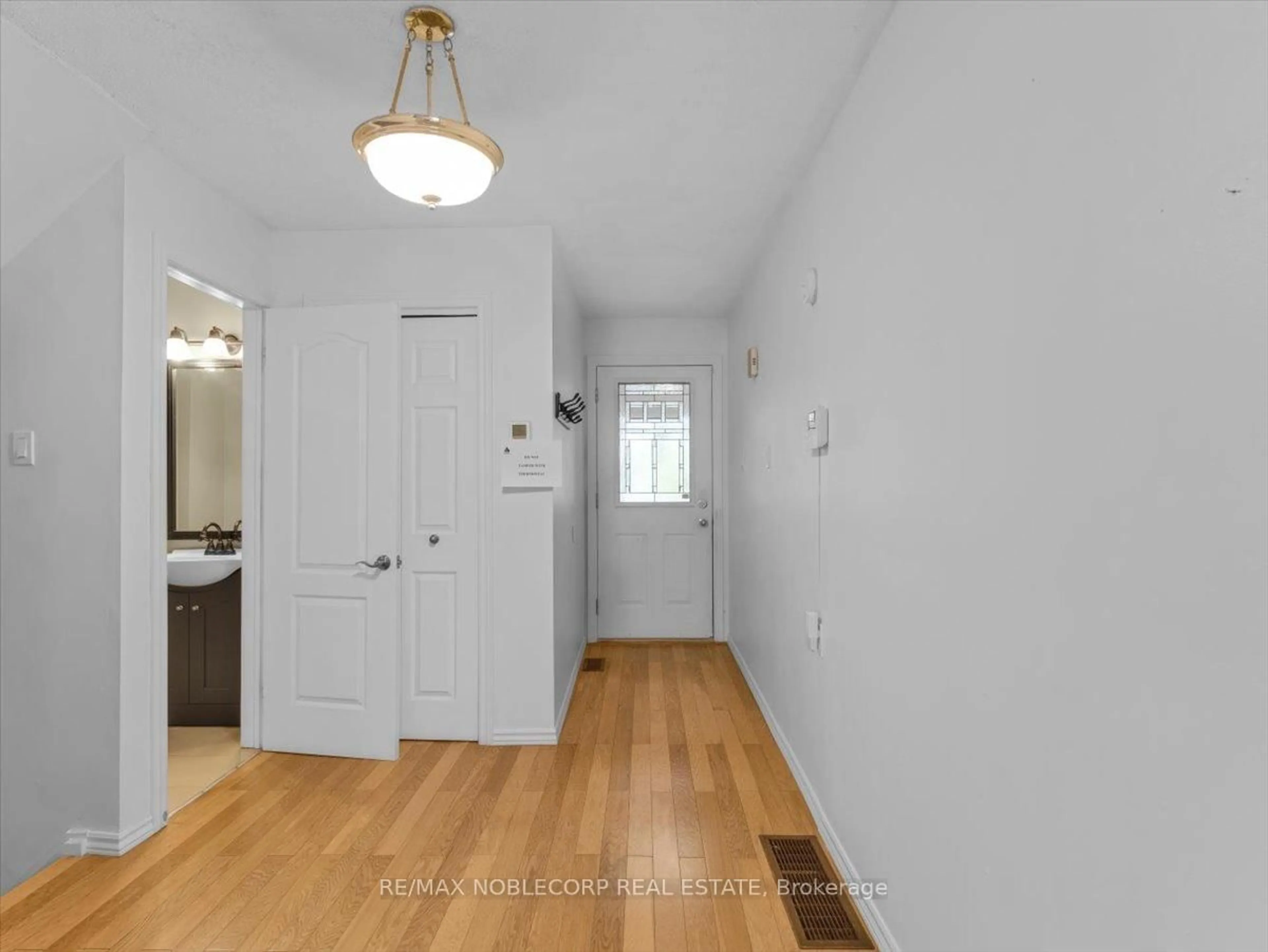 Indoor entryway for 175 Toronto St, Barrie Ontario L4N 1V6